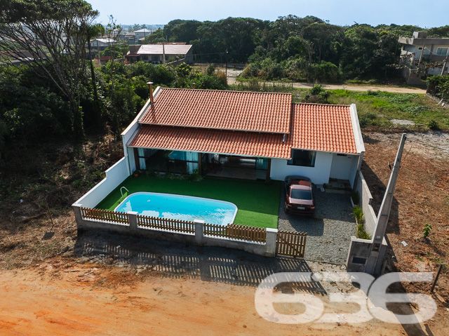 Descubra o equilíbrio perfeito entre conforto, lazer e sofisticação nesta encantadora residência térrea à venda no bairro Ervino, em São Francisco do Sul/SC.
Esta casa foi pensada para proporcionar qualidade de vida em todos os detalhes. Em um terreno plano de 300m², a propriedade se destaca pela arquitetura moderna, ambientes integrados e excelente aproveitamento de espaços.
Com 150m² de área construída, a residência oferece uma planta funcional com 1 suíte e 1 dormitório adicional, sala de estar e jantar integradas, cozinha planejada com churrasqueira interna, copa, banheiro social e lavanderia.
Para quem valoriza momentos ao ar livre, o espaço externo é um convite ao bem-estar. A área de festas é charmosa, coberta e decorada com pergolado e cordão de luz, perfeita para receber amigos. A piscina privativa complementa o lazer, ideal para os dias de verão.
A localização no bairro Ervino garante tranquilidade e fácil acesso às belezas naturais da região, sendo uma excelente opção tanto para moradia quanto para veraneio. O imóvel está murado, conta com portão e duas vagas de garagem. Além disso, permite animais e está próximo a serviços essenciais.
Uma oportunidade rara de adquirir um imóvel pronto para morar, com estilo, funcionalidade e excelente custo-benefício. Agende agora mesmo sua visita com um dos corretores da 636 Negócios Imobiliários e encante-se com cada detalhe. Aqui, a sua nova história começa com qualidade, segurança e mais de 30 anos de tradição em realizar sonhos.
636 NEGÓCIOS IMOBILIÁRIOS: A SUA MELHOR ESCOLHA
Com mais de 30 anos de experiência, a 636 Negócios Imobiliários é sua parceira ideal para encontrar o imóvel perfeito. Estamos prontos para ajudá-lo a fazer deste imóvel o seu novo lar.
Telefone: (47) 3451-0636
WhatsApp: (47) 99190-0636
Não perca esta oportunidade única. Visite nosso site para mais informações: i636.com.br