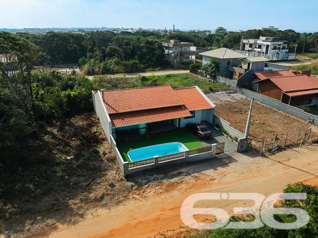 Descubra o equilíbrio perfeito entre conforto, lazer e sofisticação nesta encantadora residência térrea à venda no bairro Ervino, em São Francisco do Sul/SC.
Esta casa foi pensada para proporcionar qualidade de vida em todos os detalhes. Em um terreno plano de 300m², a propriedade se destaca pela arquitetura moderna, ambientes integrados e excelente aproveitamento de espaços.
Com 150m² de área construída, a residência oferece uma planta funcional com 1 suíte e 1 dormitório adicional, sala de estar e jantar integradas, cozinha planejada com churrasqueira interna, copa, banheiro social e lavanderia.
Para quem valoriza momentos ao ar livre, o espaço externo é um convite ao bem-estar. A área de festas é charmosa, coberta e decorada com pergolado e cordão de luz, perfeita para receber amigos. A piscina privativa complementa o lazer, ideal para os dias de verão.
A localização no bairro Ervino garante tranquilidade e fácil acesso às belezas naturais da região, sendo uma excelente opção tanto para moradia quanto para veraneio. O imóvel está murado, conta com portão e duas vagas de garagem. Além disso, permite animais e está próximo a serviços essenciais.
Uma oportunidade rara de adquirir um imóvel pronto para morar, com estilo, funcionalidade e excelente custo-benefício. Agende agora mesmo sua visita com um dos corretores da 636 Negócios Imobiliários e encante-se com cada detalhe. Aqui, a sua nova história começa com qualidade, segurança e mais de 30 anos de tradição em realizar sonhos.
636 NEGÓCIOS IMOBILIÁRIOS: A SUA MELHOR ESCOLHA
Com mais de 30 anos de experiência, a 636 Negócios Imobiliários é sua parceira ideal para encontrar o imóvel perfeito. Estamos prontos para ajudá-lo a fazer deste imóvel o seu novo lar.
Telefone: (47) 3451-0636
WhatsApp: (47) 99190-0636
Não perca esta oportunidade única. Visite nosso site para mais informações: i636.com.br