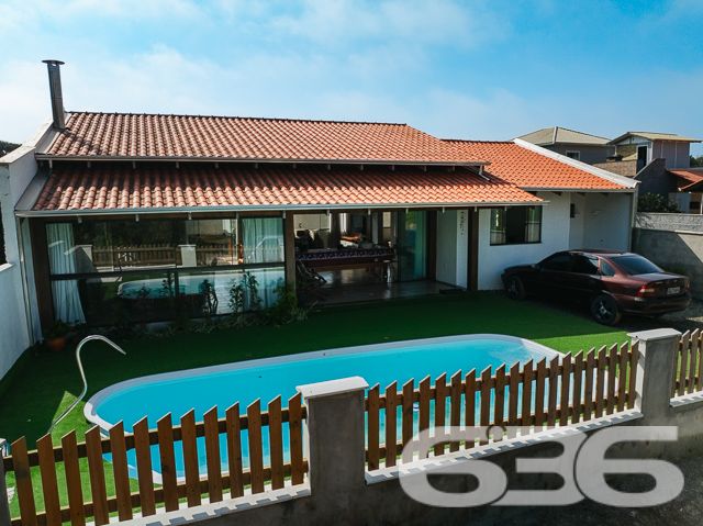 Descubra o equilíbrio perfeito entre conforto, lazer e sofisticação nesta encantadora residência térrea à venda no bairro Ervino, em São Francisco do Sul/SC.
Esta casa foi pensada para proporcionar qualidade de vida em todos os detalhes. Em um terreno plano de 300m², a propriedade se destaca pela arquitetura moderna, ambientes integrados e excelente aproveitamento de espaços.
Com 150m² de área construída, a residência oferece uma planta funcional com 1 suíte e 1 dormitório adicional, sala de estar e jantar integradas, cozinha planejada com churrasqueira interna, copa, banheiro social e lavanderia.
Para quem valoriza momentos ao ar livre, o espaço externo é um convite ao bem-estar. A área de festas é charmosa, coberta e decorada com pergolado e cordão de luz, perfeita para receber amigos. A piscina privativa complementa o lazer, ideal para os dias de verão.
A localização no bairro Ervino garante tranquilidade e fácil acesso às belezas naturais da região, sendo uma excelente opção tanto para moradia quanto para veraneio. O imóvel está murado, conta com portão e duas vagas de garagem. Além disso, permite animais e está próximo a serviços essenciais.
Uma oportunidade rara de adquirir um imóvel pronto para morar, com estilo, funcionalidade e excelente custo-benefício. Agende agora mesmo sua visita com um dos corretores da 636 Negócios Imobiliários e encante-se com cada detalhe. Aqui, a sua nova história começa com qualidade, segurança e mais de 30 anos de tradição em realizar sonhos.
636 NEGÓCIOS IMOBILIÁRIOS: A SUA MELHOR ESCOLHA
Com mais de 30 anos de experiência, a 636 Negócios Imobiliários é sua parceira ideal para encontrar o imóvel perfeito. Estamos prontos para ajudá-lo a fazer deste imóvel o seu novo lar.
Telefone: (47) 3451-0636
WhatsApp: (47) 99190-0636
Não perca esta oportunidade única. Visite nosso site para mais informações: i636.com.br