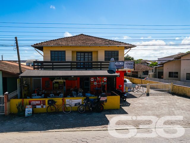 EXCELENTE OPORTUNIDADE NO BAIRRO SALINAS: VIVA E EMPREENDA AQUI!

Descubra o potencial ilimitado deste imóvel misto em Salinas, Barra do Sul. Com 170m² de área construída em um terreno de 330m², esta propriedade única oferece uma combinação perfeita de residência e comércio.

No piso térreo, uma mercearia pronta para negócios e uma aconchegante residência nos fundos. O piso superior revela uma ampla área de festas, 1 suíte, 3 dormitórios adicionais e uma sala com cozinha integrada, ideal para momentos em família.

UMA LOCALIZAÇÃO QUE PROMETE MOVIMENTO O ANO TODO:
Situado no coração de Barra do Sul, este imóvel está em uma localização de alto movimento, garantindo visibilidade e fluxo constante para o seu empreendimento. A proximidade com escolas, transporte público e serviços essenciais adiciona conveniência ao dia a dia.

SUA CHANCE DE INVESTIR E MORAR BEM:
Além do potencial comercial, a residência oferece conforto e privacidade, com móveis de cozinha inclusos, sacada e uma área de festa com churrasqueira para desfrutar dos melhores momentos. Assim, você pode optar por morar ou lucrar ainda mais com aluguel!

636 NEGÓCIOS IMOBILIÁRIOS: SEU FUTURO COMEÇA AQUI:
Com a expertise de mais de 30 anos no mercado, a 636 Negócios Imobiliários é sua parceira ideal para encontrar o imóvel dos sonhos ou o investimento perfeito. Entre em contato e descubra como podemos ajudar você a realizar seus projetos de vida e negócios.

Telefone: (47) 3448-3636
WhatsApp: (47) 99190-0636

Este e outros milhares de imóveis no site: i636.com.br