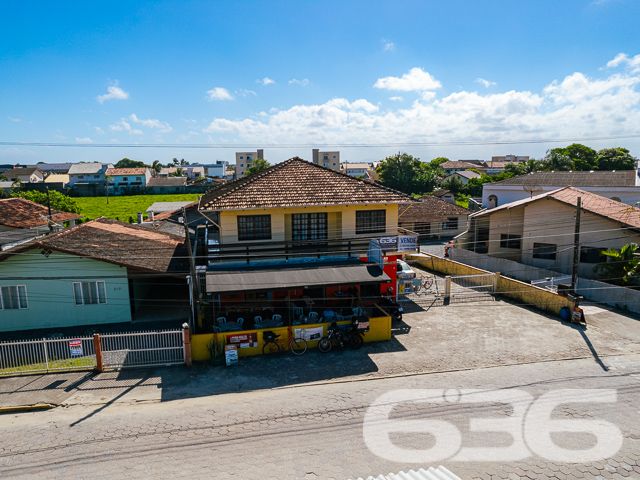 EXCELENTE OPORTUNIDADE NO BAIRRO SALINAS: VIVA E EMPREENDA AQUI!

Descubra o potencial ilimitado deste imóvel misto em Salinas, Barra do Sul. Com 170m² de área construída em um terreno de 330m², esta propriedade única oferece uma combinação perfeita de residência e comércio.

No piso térreo, uma mercearia pronta para negócios e uma aconchegante residência nos fundos. O piso superior revela uma ampla área de festas, 1 suíte, 3 dormitórios adicionais e uma sala com cozinha integrada, ideal para momentos em família.

UMA LOCALIZAÇÃO QUE PROMETE MOVIMENTO O ANO TODO:
Situado no coração de Barra do Sul, este imóvel está em uma localização de alto movimento, garantindo visibilidade e fluxo constante para o seu empreendimento. A proximidade com escolas, transporte público e serviços essenciais adiciona conveniência ao dia a dia.

SUA CHANCE DE INVESTIR E MORAR BEM:
Além do potencial comercial, a residência oferece conforto e privacidade, com móveis de cozinha inclusos, sacada e uma área de festa com churrasqueira para desfrutar dos melhores momentos. Assim, você pode optar por morar ou lucrar ainda mais com aluguel!

636 NEGÓCIOS IMOBILIÁRIOS: SEU FUTURO COMEÇA AQUI:
Com a expertise de mais de 30 anos no mercado, a 636 Negócios Imobiliários é sua parceira ideal para encontrar o imóvel dos sonhos ou o investimento perfeito. Entre em contato e descubra como podemos ajudar você a realizar seus projetos de vida e negócios.

Telefone: (47) 3448-3636
WhatsApp: (47) 99190-0636

Este e outros milhares de imóveis no site: i636.com.br