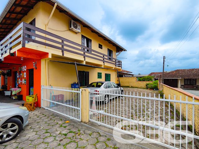 EXCELENTE OPORTUNIDADE NO BAIRRO SALINAS: VIVA E EMPREENDA AQUI!

Descubra o potencial ilimitado deste imóvel misto em Salinas, Barra do Sul. Com 170m² de área construída em um terreno de 330m², esta propriedade única oferece uma combinação perfeita de residência e comércio.

No piso térreo, uma mercearia pronta para negócios e uma aconchegante residência nos fundos. O piso superior revela uma ampla área de festas, 1 suíte, 3 dormitórios adicionais e uma sala com cozinha integrada, ideal para momentos em família.

UMA LOCALIZAÇÃO QUE PROMETE MOVIMENTO O ANO TODO:
Situado no coração de Barra do Sul, este imóvel está em uma localização de alto movimento, garantindo visibilidade e fluxo constante para o seu empreendimento. A proximidade com escolas, transporte público e serviços essenciais adiciona conveniência ao dia a dia.

SUA CHANCE DE INVESTIR E MORAR BEM:
Além do potencial comercial, a residência oferece conforto e privacidade, com móveis de cozinha inclusos, sacada e uma área de festa com churrasqueira para desfrutar dos melhores momentos. Assim, você pode optar por morar ou lucrar ainda mais com aluguel!

636 NEGÓCIOS IMOBILIÁRIOS: SEU FUTURO COMEÇA AQUI:
Com a expertise de mais de 30 anos no mercado, a 636 Negócios Imobiliários é sua parceira ideal para encontrar o imóvel dos sonhos ou o investimento perfeito. Entre em contato e descubra como podemos ajudar você a realizar seus projetos de vida e negócios.

Telefone: (47) 3448-3636
WhatsApp: (47) 99190-0636

Este e outros milhares de imóveis no site: i636.com.br