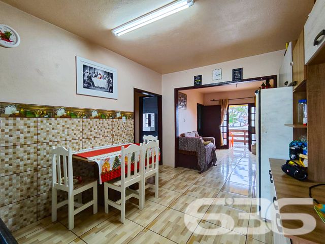 EXCELENTE OPORTUNIDADE NO BAIRRO SALINAS: VIVA E EMPREENDA AQUI!

Descubra o potencial ilimitado deste imóvel misto em Salinas, Barra do Sul. Com 170m² de área construída em um terreno de 330m², esta propriedade única oferece uma combinação perfeita de residência e comércio.

No piso térreo, uma mercearia pronta para negócios e uma aconchegante residência nos fundos. O piso superior revela uma ampla área de festas, 1 suíte, 3 dormitórios adicionais e uma sala com cozinha integrada, ideal para momentos em família.

UMA LOCALIZAÇÃO QUE PROMETE MOVIMENTO O ANO TODO:
Situado no coração de Barra do Sul, este imóvel está em uma localização de alto movimento, garantindo visibilidade e fluxo constante para o seu empreendimento. A proximidade com escolas, transporte público e serviços essenciais adiciona conveniência ao dia a dia.

SUA CHANCE DE INVESTIR E MORAR BEM:
Além do potencial comercial, a residência oferece conforto e privacidade, com móveis de cozinha inclusos, sacada e uma área de festa com churrasqueira para desfrutar dos melhores momentos. Assim, você pode optar por morar ou lucrar ainda mais com aluguel!

636 NEGÓCIOS IMOBILIÁRIOS: SEU FUTURO COMEÇA AQUI:
Com a expertise de mais de 30 anos no mercado, a 636 Negócios Imobiliários é sua parceira ideal para encontrar o imóvel dos sonhos ou o investimento perfeito. Entre em contato e descubra como podemos ajudar você a realizar seus projetos de vida e negócios.

Telefone: (47) 3448-3636
WhatsApp: (47) 99190-0636

Este e outros milhares de imóveis no site: i636.com.br