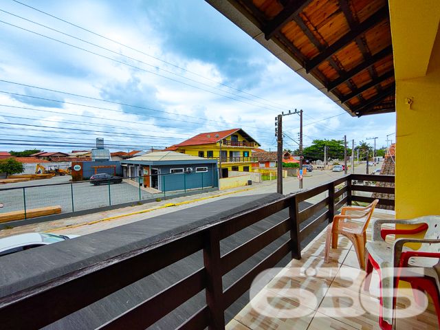 EXCELENTE OPORTUNIDADE NO BAIRRO SALINAS: VIVA E EMPREENDA AQUI!

Descubra o potencial ilimitado deste imóvel misto em Salinas, Barra do Sul. Com 170m² de área construída em um terreno de 330m², esta propriedade única oferece uma combinação perfeita de residência e comércio.

No piso térreo, uma mercearia pronta para negócios e uma aconchegante residência nos fundos. O piso superior revela uma ampla área de festas, 1 suíte, 3 dormitórios adicionais e uma sala com cozinha integrada, ideal para momentos em família.

UMA LOCALIZAÇÃO QUE PROMETE MOVIMENTO O ANO TODO:
Situado no coração de Barra do Sul, este imóvel está em uma localização de alto movimento, garantindo visibilidade e fluxo constante para o seu empreendimento. A proximidade com escolas, transporte público e serviços essenciais adiciona conveniência ao dia a dia.

SUA CHANCE DE INVESTIR E MORAR BEM:
Além do potencial comercial, a residência oferece conforto e privacidade, com móveis de cozinha inclusos, sacada e uma área de festa com churrasqueira para desfrutar dos melhores momentos. Assim, você pode optar por morar ou lucrar ainda mais com aluguel!

636 NEGÓCIOS IMOBILIÁRIOS: SEU FUTURO COMEÇA AQUI:
Com a expertise de mais de 30 anos no mercado, a 636 Negócios Imobiliários é sua parceira ideal para encontrar o imóvel dos sonhos ou o investimento perfeito. Entre em contato e descubra como podemos ajudar você a realizar seus projetos de vida e negócios.

Telefone: (47) 3448-3636
WhatsApp: (47) 99190-0636

Este e outros milhares de imóveis no site: i636.com.br