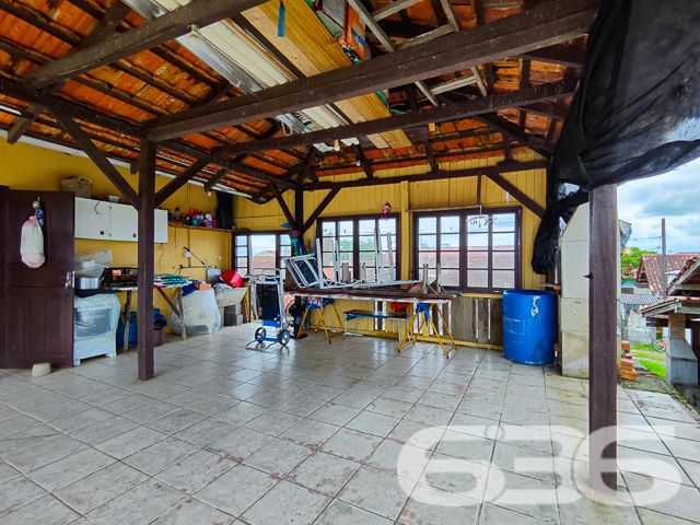 EXCELENTE OPORTUNIDADE NO BAIRRO SALINAS: VIVA E EMPREENDA AQUI!

Descubra o potencial ilimitado deste imóvel misto em Salinas, Barra do Sul. Com 170m² de área construída em um terreno de 330m², esta propriedade única oferece uma combinação perfeita de residência e comércio.

No piso térreo, uma mercearia pronta para negócios e uma aconchegante residência nos fundos. O piso superior revela uma ampla área de festas, 1 suíte, 3 dormitórios adicionais e uma sala com cozinha integrada, ideal para momentos em família.

UMA LOCALIZAÇÃO QUE PROMETE MOVIMENTO O ANO TODO:
Situado no coração de Barra do Sul, este imóvel está em uma localização de alto movimento, garantindo visibilidade e fluxo constante para o seu empreendimento. A proximidade com escolas, transporte público e serviços essenciais adiciona conveniência ao dia a dia.

SUA CHANCE DE INVESTIR E MORAR BEM:
Além do potencial comercial, a residência oferece conforto e privacidade, com móveis de cozinha inclusos, sacada e uma área de festa com churrasqueira para desfrutar dos melhores momentos. Assim, você pode optar por morar ou lucrar ainda mais com aluguel!

636 NEGÓCIOS IMOBILIÁRIOS: SEU FUTURO COMEÇA AQUI:
Com a expertise de mais de 30 anos no mercado, a 636 Negócios Imobiliários é sua parceira ideal para encontrar o imóvel dos sonhos ou o investimento perfeito. Entre em contato e descubra como podemos ajudar você a realizar seus projetos de vida e negócios.

Telefone: (47) 3448-3636
WhatsApp: (47) 99190-0636

Este e outros milhares de imóveis no site: i636.com.br