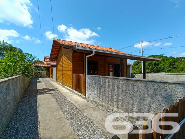 Descubra o potencial desta propriedade única em São Francisco do Sul, com duas casas em um terreno de 360m² e 120m² de área construída. Ideal para famílias ou investidores.
Este imóvel oferece flexibilidade e conforto com 4 dormitórios, 2 banheiros, e 2 salas de estar/jantar conjugadas com a copa e cozinha, promovendo ambientes acolhedores para reuniões familiares e momentos de lazer.
Completam o lar 2 garagens cobertas e 2 descobertas, além de uma prática área de serviço. A propriedade é murada, garantindo privacidade e segurança, e aceita animais, tornando-se o lar ideal para toda a família.
Localizado no bairro Ervino, um dos mais tranquilos e convidativos de São Francisco do Sul, esta propriedade não apenas promete um refúgio pacífico mas também oferece fácil acesso às principais vias e serviços essenciais.
A proximidade com as belas praias da região possibilita desfrutar da exuberância e das atividades de lazer que o litoral catarinense oferece, combinando a serenidade do ambiente com a conveniência urbana.
A 636 Negócios Imobiliários, com mais de 30 anos de experiência no mercado imobiliário e uma equipe dedicada, está pronta para auxiliar na realização do seu sonho ou no investimento em São Francisco do Sul.
636 NEGÓCIOS IMOBILIÁRIOS: A SUA MELHOR ESCOLHA
Com mais de 30 anos de experiência, a 636 Negócios Imobiliários é sua parceira ideal para encontrar o imóvel perfeito. Estamos prontos para ajudá-lo a fazer deste imóvel o seu novo lar.
Telefone: (47) 3451-0636
WhatsApp: (47) 99190-0636
Não perca esta oportunidade única. Visite nosso site para mais informações: i636.com.br