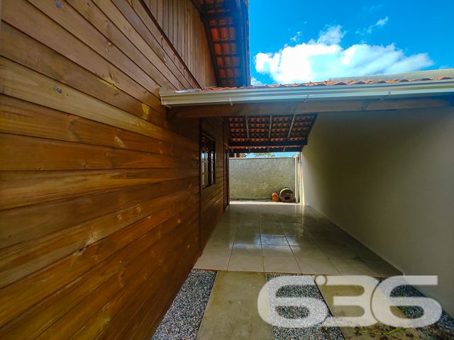 Descubra o potencial desta propriedade única em São Francisco do Sul, com duas casas em um terreno de 360m² e 120m² de área construída. Ideal para famílias ou investidores.
Este imóvel oferece flexibilidade e conforto com 4 dormitórios, 2 banheiros, e 2 salas de estar/jantar conjugadas com a copa e cozinha, promovendo ambientes acolhedores para reuniões familiares e momentos de lazer.
Completam o lar 2 garagens cobertas e 2 descobertas, além de uma prática área de serviço. A propriedade é murada, garantindo privacidade e segurança, e aceita animais, tornando-se o lar ideal para toda a família.
Localizado no bairro Ervino, um dos mais tranquilos e convidativos de São Francisco do Sul, esta propriedade não apenas promete um refúgio pacífico mas também oferece fácil acesso às principais vias e serviços essenciais.
A proximidade com as belas praias da região possibilita desfrutar da exuberância e das atividades de lazer que o litoral catarinense oferece, combinando a serenidade do ambiente com a conveniência urbana.
A 636 Negócios Imobiliários, com mais de 30 anos de experiência no mercado imobiliário e uma equipe dedicada, está pronta para auxiliar na realização do seu sonho ou no investimento em São Francisco do Sul.
636 NEGÓCIOS IMOBILIÁRIOS: A SUA MELHOR ESCOLHA
Com mais de 30 anos de experiência, a 636 Negócios Imobiliários é sua parceira ideal para encontrar o imóvel perfeito. Estamos prontos para ajudá-lo a fazer deste imóvel o seu novo lar.
Telefone: (47) 3451-0636
WhatsApp: (47) 99190-0636
Não perca esta oportunidade única. Visite nosso site para mais informações: i636.com.br