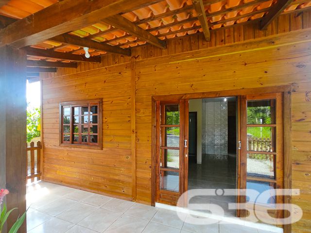 Descubra o potencial desta propriedade única em São Francisco do Sul, com duas casas em um terreno de 360m² e 120m² de área construída. Ideal para famílias ou investidores.
Este imóvel oferece flexibilidade e conforto com 4 dormitórios, 2 banheiros, e 2 salas de estar/jantar conjugadas com a copa e cozinha, promovendo ambientes acolhedores para reuniões familiares e momentos de lazer.
Completam o lar 2 garagens cobertas e 2 descobertas, além de uma prática área de serviço. A propriedade é murada, garantindo privacidade e segurança, e aceita animais, tornando-se o lar ideal para toda a família.
Localizado no bairro Ervino, um dos mais tranquilos e convidativos de São Francisco do Sul, esta propriedade não apenas promete um refúgio pacífico mas também oferece fácil acesso às principais vias e serviços essenciais.
A proximidade com as belas praias da região possibilita desfrutar da exuberância e das atividades de lazer que o litoral catarinense oferece, combinando a serenidade do ambiente com a conveniência urbana.
A 636 Negócios Imobiliários, com mais de 30 anos de experiência no mercado imobiliário e uma equipe dedicada, está pronta para auxiliar na realização do seu sonho ou no investimento em São Francisco do Sul.
636 NEGÓCIOS IMOBILIÁRIOS: A SUA MELHOR ESCOLHA
Com mais de 30 anos de experiência, a 636 Negócios Imobiliários é sua parceira ideal para encontrar o imóvel perfeito. Estamos prontos para ajudá-lo a fazer deste imóvel o seu novo lar.
Telefone: (47) 3451-0636
WhatsApp: (47) 99190-0636
Não perca esta oportunidade única. Visite nosso site para mais informações: i636.com.br