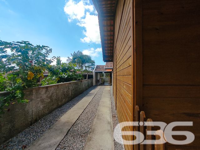 Descubra o potencial desta propriedade única em São Francisco do Sul, com duas casas em um terreno de 360m² e 120m² de área construída. Ideal para famílias ou investidores.
Este imóvel oferece flexibilidade e conforto com 4 dormitórios, 2 banheiros, e 2 salas de estar/jantar conjugadas com a copa e cozinha, promovendo ambientes acolhedores para reuniões familiares e momentos de lazer.
Completam o lar 2 garagens cobertas e 2 descobertas, além de uma prática área de serviço. A propriedade é murada, garantindo privacidade e segurança, e aceita animais, tornando-se o lar ideal para toda a família.
Localizado no bairro Ervino, um dos mais tranquilos e convidativos de São Francisco do Sul, esta propriedade não apenas promete um refúgio pacífico mas também oferece fácil acesso às principais vias e serviços essenciais.
A proximidade com as belas praias da região possibilita desfrutar da exuberância e das atividades de lazer que o litoral catarinense oferece, combinando a serenidade do ambiente com a conveniência urbana.
A 636 Negócios Imobiliários, com mais de 30 anos de experiência no mercado imobiliário e uma equipe dedicada, está pronta para auxiliar na realização do seu sonho ou no investimento em São Francisco do Sul.
636 NEGÓCIOS IMOBILIÁRIOS: A SUA MELHOR ESCOLHA
Com mais de 30 anos de experiência, a 636 Negócios Imobiliários é sua parceira ideal para encontrar o imóvel perfeito. Estamos prontos para ajudá-lo a fazer deste imóvel o seu novo lar.
Telefone: (47) 3451-0636
WhatsApp: (47) 99190-0636
Não perca esta oportunidade única. Visite nosso site para mais informações: i636.com.br