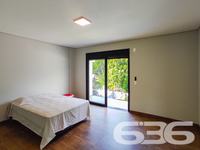 Descubra a harmonia perfeita entre design contemporâneo e conforto nesta residência de alto padrão, situada no sereno bairro Iperoba em São Francisco do Sul - SC. Este sobrado recém-construído em 2023, com 176,30m² de área construída e averbada, está estrategicamente posicionado num terreno de 450m², com uma geometria regular e topografia plana, apresentando uma face norte luminosa e acolhedora.
Cada detalhe da arquitetura foi pensado para maximizar espaços e iluminação natural. Com três suítes elegantes que oferecem privacidade e conforto, e quatro banheiros modernamente projetados, a casa é um retrato de sofisticação. As áreas sociais, incluindo a sala de estar, sala de jantar, e uma convidativa área de festa com cozinha gourmet, são integradas, criando um ambiente perfeito para entretenimento e lazer.
A cozinha, coração da casa, é um espetáculo à parte com sua copa e cozinha conjugadas, ilha central em mármore, e visão ampla para o exterior através de janelas panorâmicas, convidando a natureza para dentro do lar. O exterior não fica atrás, com piscina, gazebo ou pergolado, e garagem descoberta para três carros, o que harmoniza a vida ao ar livre com o conforto doméstico.
O imóvel também oferece a conveniência do portão eletrônico, interfone, sistema de monitoramento privado e é completamente murado ou cercado, garantindo segurança e privacidade. Além disso, animais de estimação são bem-vindos, tornando-o ideal para a família toda.
A localização é um triunfo, com rua pavimentada e fácil acesso às vias principais, escolas e serviços públicos essenciais. A conexão com a internet garante que trabalho e lazer online estejam sempre ao seu alcance.
A 636 Negócios Imobiliários apresenta este imóvel que não é apenas uma casa, mas um marco de excelência em moradia. Com mais de 30 anos de experiência, nossa perfeição técnico-jurídica em mediação de negócios garante a você uma transação segura e satisfatória. Venha construir histórias inesquecíveis neste santuário de paz e requinte. A oportunidade de viver seu sonho está aqui e agora.
636 NEGÓCIOS IMOBILIÁRIOS: A SUA MELHOR ESCOLHA
Com mais de 30 anos de experiência, a 636 Negócios Imobiliários é sua parceira ideal para encontrar o imóvel perfeito. Estamos prontos para ajudá-lo a fazer deste imóvel o seu novo lar.
Telefone: (47) 3451-0636
WhatsApp: (47) 99190-0636
Não perca esta oportunidade única. Visite nosso site para mais informações: i636.com.br