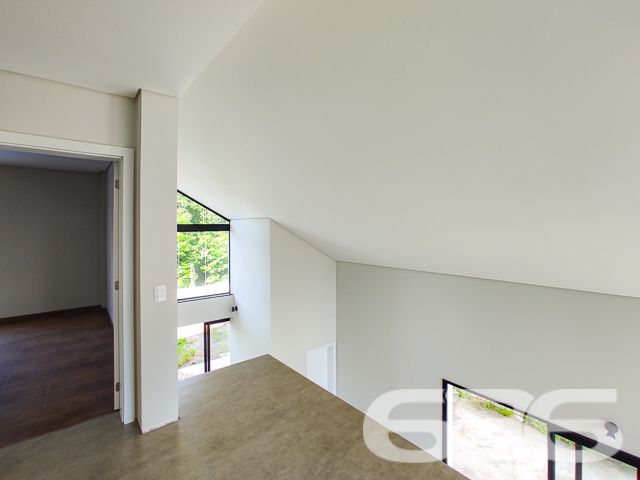 Descubra a harmonia perfeita entre design contemporâneo e conforto nesta residência de alto padrão, situada no sereno bairro Iperoba em São Francisco do Sul - SC. Este sobrado recém-construído em 2023, com 176,30m² de área construída e averbada, está estrategicamente posicionado num terreno de 450m², com uma geometria regular e topografia plana, apresentando uma face norte luminosa e acolhedora.
Cada detalhe da arquitetura foi pensado para maximizar espaços e iluminação natural. Com três suítes elegantes que oferecem privacidade e conforto, e quatro banheiros modernamente projetados, a casa é um retrato de sofisticação. As áreas sociais, incluindo a sala de estar, sala de jantar, e uma convidativa área de festa com cozinha gourmet, são integradas, criando um ambiente perfeito para entretenimento e lazer.
A cozinha, coração da casa, é um espetáculo à parte com sua copa e cozinha conjugadas, ilha central em mármore, e visão ampla para o exterior através de janelas panorâmicas, convidando a natureza para dentro do lar. O exterior não fica atrás, com piscina, gazebo ou pergolado, e garagem descoberta para três carros, o que harmoniza a vida ao ar livre com o conforto doméstico.
O imóvel também oferece a conveniência do portão eletrônico, interfone, sistema de monitoramento privado e é completamente murado ou cercado, garantindo segurança e privacidade. Além disso, animais de estimação são bem-vindos, tornando-o ideal para a família toda.
A localização é um triunfo, com rua pavimentada e fácil acesso às vias principais, escolas e serviços públicos essenciais. A conexão com a internet garante que trabalho e lazer online estejam sempre ao seu alcance.
A 636 Negócios Imobiliários apresenta este imóvel que não é apenas uma casa, mas um marco de excelência em moradia. Com mais de 30 anos de experiência, nossa perfeição técnico-jurídica em mediação de negócios garante a você uma transação segura e satisfatória. Venha construir histórias inesquecíveis neste santuário de paz e requinte. A oportunidade de viver seu sonho está aqui e agora.
636 NEGÓCIOS IMOBILIÁRIOS: A SUA MELHOR ESCOLHA
Com mais de 30 anos de experiência, a 636 Negócios Imobiliários é sua parceira ideal para encontrar o imóvel perfeito. Estamos prontos para ajudá-lo a fazer deste imóvel o seu novo lar.
Telefone: (47) 3451-0636
WhatsApp: (47) 99190-0636
Não perca esta oportunidade única. Visite nosso site para mais informações: i636.com.br