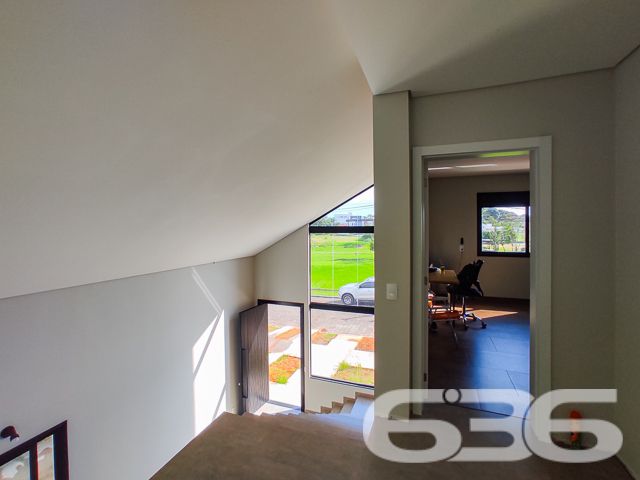 Descubra a harmonia perfeita entre design contemporâneo e conforto nesta residência de alto padrão, situada no sereno bairro Iperoba em São Francisco do Sul - SC. Este sobrado recém-construído em 2023, com 176,30m² de área construída e averbada, está estrategicamente posicionado num terreno de 450m², com uma geometria regular e topografia plana, apresentando uma face norte luminosa e acolhedora.
Cada detalhe da arquitetura foi pensado para maximizar espaços e iluminação natural. Com três suítes elegantes que oferecem privacidade e conforto, e quatro banheiros modernamente projetados, a casa é um retrato de sofisticação. As áreas sociais, incluindo a sala de estar, sala de jantar, e uma convidativa área de festa com cozinha gourmet, são integradas, criando um ambiente perfeito para entretenimento e lazer.
A cozinha, coração da casa, é um espetáculo à parte com sua copa e cozinha conjugadas, ilha central em mármore, e visão ampla para o exterior através de janelas panorâmicas, convidando a natureza para dentro do lar. O exterior não fica atrás, com piscina, gazebo ou pergolado, e garagem descoberta para três carros, o que harmoniza a vida ao ar livre com o conforto doméstico.
O imóvel também oferece a conveniência do portão eletrônico, interfone, sistema de monitoramento privado e é completamente murado ou cercado, garantindo segurança e privacidade. Além disso, animais de estimação são bem-vindos, tornando-o ideal para a família toda.
A localização é um triunfo, com rua pavimentada e fácil acesso às vias principais, escolas e serviços públicos essenciais. A conexão com a internet garante que trabalho e lazer online estejam sempre ao seu alcance.
A 636 Negócios Imobiliários apresenta este imóvel que não é apenas uma casa, mas um marco de excelência em moradia. Com mais de 30 anos de experiência, nossa perfeição técnico-jurídica em mediação de negócios garante a você uma transação segura e satisfatória. Venha construir histórias inesquecíveis neste santuário de paz e requinte. A oportunidade de viver seu sonho está aqui e agora.
636 NEGÓCIOS IMOBILIÁRIOS: A SUA MELHOR ESCOLHA
Com mais de 30 anos de experiência, a 636 Negócios Imobiliários é sua parceira ideal para encontrar o imóvel perfeito. Estamos prontos para ajudá-lo a fazer deste imóvel o seu novo lar.
Telefone: (47) 3451-0636
WhatsApp: (47) 99190-0636
Não perca esta oportunidade única. Visite nosso site para mais informações: i636.com.br