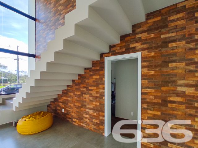 Descubra a harmonia perfeita entre design contemporâneo e conforto nesta residência de alto padrão, situada no sereno bairro Iperoba em São Francisco do Sul - SC. Este sobrado recém-construído em 2023, com 176,30m² de área construída e averbada, está estrategicamente posicionado num terreno de 450m², com uma geometria regular e topografia plana, apresentando uma face norte luminosa e acolhedora.
Cada detalhe da arquitetura foi pensado para maximizar espaços e iluminação natural. Com três suítes elegantes que oferecem privacidade e conforto, e quatro banheiros modernamente projetados, a casa é um retrato de sofisticação. As áreas sociais, incluindo a sala de estar, sala de jantar, e uma convidativa área de festa com cozinha gourmet, são integradas, criando um ambiente perfeito para entretenimento e lazer.
A cozinha, coração da casa, é um espetáculo à parte com sua copa e cozinha conjugadas, ilha central em mármore, e visão ampla para o exterior através de janelas panorâmicas, convidando a natureza para dentro do lar. O exterior não fica atrás, com piscina, gazebo ou pergolado, e garagem descoberta para três carros, o que harmoniza a vida ao ar livre com o conforto doméstico.
O imóvel também oferece a conveniência do portão eletrônico, interfone, sistema de monitoramento privado e é completamente murado ou cercado, garantindo segurança e privacidade. Além disso, animais de estimação são bem-vindos, tornando-o ideal para a família toda.
A localização é um triunfo, com rua pavimentada e fácil acesso às vias principais, escolas e serviços públicos essenciais. A conexão com a internet garante que trabalho e lazer online estejam sempre ao seu alcance.
A 636 Negócios Imobiliários apresenta este imóvel que não é apenas uma casa, mas um marco de excelência em moradia. Com mais de 30 anos de experiência, nossa perfeição técnico-jurídica em mediação de negócios garante a você uma transação segura e satisfatória. Venha construir histórias inesquecíveis neste santuário de paz e requinte. A oportunidade de viver seu sonho está aqui e agora.
636 NEGÓCIOS IMOBILIÁRIOS: A SUA MELHOR ESCOLHA
Com mais de 30 anos de experiência, a 636 Negócios Imobiliários é sua parceira ideal para encontrar o imóvel perfeito. Estamos prontos para ajudá-lo a fazer deste imóvel o seu novo lar.
Telefone: (47) 3451-0636
WhatsApp: (47) 99190-0636
Não perca esta oportunidade única. Visite nosso site para mais informações: i636.com.br