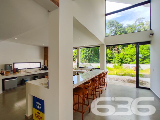 Descubra a harmonia perfeita entre design contemporâneo e conforto nesta residência de alto padrão, situada no sereno bairro Iperoba em São Francisco do Sul - SC. Este sobrado recém-construído em 2023, com 176,30m² de área construída e averbada, está estrategicamente posicionado num terreno de 450m², com uma geometria regular e topografia plana, apresentando uma face norte luminosa e acolhedora.
Cada detalhe da arquitetura foi pensado para maximizar espaços e iluminação natural. Com três suítes elegantes que oferecem privacidade e conforto, e quatro banheiros modernamente projetados, a casa é um retrato de sofisticação. As áreas sociais, incluindo a sala de estar, sala de jantar, e uma convidativa área de festa com cozinha gourmet, são integradas, criando um ambiente perfeito para entretenimento e lazer.
A cozinha, coração da casa, é um espetáculo à parte com sua copa e cozinha conjugadas, ilha central em mármore, e visão ampla para o exterior através de janelas panorâmicas, convidando a natureza para dentro do lar. O exterior não fica atrás, com piscina, gazebo ou pergolado, e garagem descoberta para três carros, o que harmoniza a vida ao ar livre com o conforto doméstico.
O imóvel também oferece a conveniência do portão eletrônico, interfone, sistema de monitoramento privado e é completamente murado ou cercado, garantindo segurança e privacidade. Além disso, animais de estimação são bem-vindos, tornando-o ideal para a família toda.
A localização é um triunfo, com rua pavimentada e fácil acesso às vias principais, escolas e serviços públicos essenciais. A conexão com a internet garante que trabalho e lazer online estejam sempre ao seu alcance.
A 636 Negócios Imobiliários apresenta este imóvel que não é apenas uma casa, mas um marco de excelência em moradia. Com mais de 30 anos de experiência, nossa perfeição técnico-jurídica em mediação de negócios garante a você uma transação segura e satisfatória. Venha construir histórias inesquecíveis neste santuário de paz e requinte. A oportunidade de viver seu sonho está aqui e agora.
636 NEGÓCIOS IMOBILIÁRIOS: A SUA MELHOR ESCOLHA
Com mais de 30 anos de experiência, a 636 Negócios Imobiliários é sua parceira ideal para encontrar o imóvel perfeito. Estamos prontos para ajudá-lo a fazer deste imóvel o seu novo lar.
Telefone: (47) 3451-0636
WhatsApp: (47) 99190-0636
Não perca esta oportunidade única. Visite nosso site para mais informações: i636.com.br