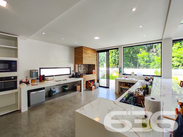 Descubra a harmonia perfeita entre design contemporâneo e conforto nesta residência de alto padrão, situada no sereno bairro Iperoba em São Francisco do Sul - SC. Este sobrado recém-construído em 2023, com 176,30m² de área construída e averbada, está estrategicamente posicionado num terreno de 450m², com uma geometria regular e topografia plana, apresentando uma face norte luminosa e acolhedora.
Cada detalhe da arquitetura foi pensado para maximizar espaços e iluminação natural. Com três suítes elegantes que oferecem privacidade e conforto, e quatro banheiros modernamente projetados, a casa é um retrato de sofisticação. As áreas sociais, incluindo a sala de estar, sala de jantar, e uma convidativa área de festa com cozinha gourmet, são integradas, criando um ambiente perfeito para entretenimento e lazer.
A cozinha, coração da casa, é um espetáculo à parte com sua copa e cozinha conjugadas, ilha central em mármore, e visão ampla para o exterior através de janelas panorâmicas, convidando a natureza para dentro do lar. O exterior não fica atrás, com piscina, gazebo ou pergolado, e garagem descoberta para três carros, o que harmoniza a vida ao ar livre com o conforto doméstico.
O imóvel também oferece a conveniência do portão eletrônico, interfone, sistema de monitoramento privado e é completamente murado ou cercado, garantindo segurança e privacidade. Além disso, animais de estimação são bem-vindos, tornando-o ideal para a família toda.
A localização é um triunfo, com rua pavimentada e fácil acesso às vias principais, escolas e serviços públicos essenciais. A conexão com a internet garante que trabalho e lazer online estejam sempre ao seu alcance.
A 636 Negócios Imobiliários apresenta este imóvel que não é apenas uma casa, mas um marco de excelência em moradia. Com mais de 30 anos de experiência, nossa perfeição técnico-jurídica em mediação de negócios garante a você uma transação segura e satisfatória. Venha construir histórias inesquecíveis neste santuário de paz e requinte. A oportunidade de viver seu sonho está aqui e agora.
636 NEGÓCIOS IMOBILIÁRIOS: A SUA MELHOR ESCOLHA
Com mais de 30 anos de experiência, a 636 Negócios Imobiliários é sua parceira ideal para encontrar o imóvel perfeito. Estamos prontos para ajudá-lo a fazer deste imóvel o seu novo lar.
Telefone: (47) 3451-0636
WhatsApp: (47) 99190-0636
Não perca esta oportunidade única. Visite nosso site para mais informações: i636.com.br