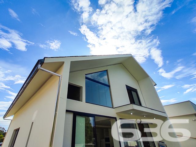 Descubra a harmonia perfeita entre design contemporâneo e conforto nesta residência de alto padrão, situada no sereno bairro Iperoba em São Francisco do Sul - SC. Este sobrado recém-construído em 2023, com 176,30m² de área construída e averbada, está estrategicamente posicionado num terreno de 450m², com uma geometria regular e topografia plana, apresentando uma face norte luminosa e acolhedora.
Cada detalhe da arquitetura foi pensado para maximizar espaços e iluminação natural. Com três suítes elegantes que oferecem privacidade e conforto, e quatro banheiros modernamente projetados, a casa é um retrato de sofisticação. As áreas sociais, incluindo a sala de estar, sala de jantar, e uma convidativa área de festa com cozinha gourmet, são integradas, criando um ambiente perfeito para entretenimento e lazer.
A cozinha, coração da casa, é um espetáculo à parte com sua copa e cozinha conjugadas, ilha central em mármore, e visão ampla para o exterior através de janelas panorâmicas, convidando a natureza para dentro do lar. O exterior não fica atrás, com piscina, gazebo ou pergolado, e garagem descoberta para três carros, o que harmoniza a vida ao ar livre com o conforto doméstico.
O imóvel também oferece a conveniência do portão eletrônico, interfone, sistema de monitoramento privado e é completamente murado ou cercado, garantindo segurança e privacidade. Além disso, animais de estimação são bem-vindos, tornando-o ideal para a família toda.
A localização é um triunfo, com rua pavimentada e fácil acesso às vias principais, escolas e serviços públicos essenciais. A conexão com a internet garante que trabalho e lazer online estejam sempre ao seu alcance.
A 636 Negócios Imobiliários apresenta este imóvel que não é apenas uma casa, mas um marco de excelência em moradia. Com mais de 30 anos de experiência, nossa perfeição técnico-jurídica em mediação de negócios garante a você uma transação segura e satisfatória. Venha construir histórias inesquecíveis neste santuário de paz e requinte. A oportunidade de viver seu sonho está aqui e agora.
636 NEGÓCIOS IMOBILIÁRIOS: A SUA MELHOR ESCOLHA
Com mais de 30 anos de experiência, a 636 Negócios Imobiliários é sua parceira ideal para encontrar o imóvel perfeito. Estamos prontos para ajudá-lo a fazer deste imóvel o seu novo lar.
Telefone: (47) 3451-0636
WhatsApp: (47) 99190-0636
Não perca esta oportunidade única. Visite nosso site para mais informações: i636.com.br