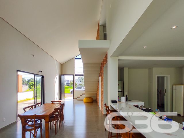 Descubra a harmonia perfeita entre design contemporâneo e conforto nesta residência de alto padrão, situada no sereno bairro Iperoba em São Francisco do Sul - SC. Este sobrado recém-construído em 2023, com 176,30m² de área construída e averbada, está estrategicamente posicionado num terreno de 450m², com uma geometria regular e topografia plana, apresentando uma face norte luminosa e acolhedora.
Cada detalhe da arquitetura foi pensado para maximizar espaços e iluminação natural. Com três suítes elegantes que oferecem privacidade e conforto, e quatro banheiros modernamente projetados, a casa é um retrato de sofisticação. As áreas sociais, incluindo a sala de estar, sala de jantar, e uma convidativa área de festa com cozinha gourmet, são integradas, criando um ambiente perfeito para entretenimento e lazer.
A cozinha, coração da casa, é um espetáculo à parte com sua copa e cozinha conjugadas, ilha central em mármore, e visão ampla para o exterior através de janelas panorâmicas, convidando a natureza para dentro do lar. O exterior não fica atrás, com piscina, gazebo ou pergolado, e garagem descoberta para três carros, o que harmoniza a vida ao ar livre com o conforto doméstico.
O imóvel também oferece a conveniência do portão eletrônico, interfone, sistema de monitoramento privado e é completamente murado ou cercado, garantindo segurança e privacidade. Além disso, animais de estimação são bem-vindos, tornando-o ideal para a família toda.
A localização é um triunfo, com rua pavimentada e fácil acesso às vias principais, escolas e serviços públicos essenciais. A conexão com a internet garante que trabalho e lazer online estejam sempre ao seu alcance.
A 636 Negócios Imobiliários apresenta este imóvel que não é apenas uma casa, mas um marco de excelência em moradia. Com mais de 30 anos de experiência, nossa perfeição técnico-jurídica em mediação de negócios garante a você uma transação segura e satisfatória. Venha construir histórias inesquecíveis neste santuário de paz e requinte. A oportunidade de viver seu sonho está aqui e agora.
636 NEGÓCIOS IMOBILIÁRIOS: A SUA MELHOR ESCOLHA
Com mais de 30 anos de experiência, a 636 Negócios Imobiliários é sua parceira ideal para encontrar o imóvel perfeito. Estamos prontos para ajudá-lo a fazer deste imóvel o seu novo lar.
Telefone: (47) 3451-0636
WhatsApp: (47) 99190-0636
Não perca esta oportunidade única. Visite nosso site para mais informações: i636.com.br