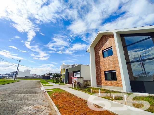 Descubra a harmonia perfeita entre design contemporâneo e conforto nesta residência de alto padrão, situada no sereno bairro Iperoba em São Francisco do Sul - SC. Este sobrado recém-construído em 2023, com 176,30m² de área construída e averbada, está estrategicamente posicionado num terreno de 450m², com uma geometria regular e topografia plana, apresentando uma face norte luminosa e acolhedora.
Cada detalhe da arquitetura foi pensado para maximizar espaços e iluminação natural. Com três suítes elegantes que oferecem privacidade e conforto, e quatro banheiros modernamente projetados, a casa é um retrato de sofisticação. As áreas sociais, incluindo a sala de estar, sala de jantar, e uma convidativa área de festa com cozinha gourmet, são integradas, criando um ambiente perfeito para entretenimento e lazer.
A cozinha, coração da casa, é um espetáculo à parte com sua copa e cozinha conjugadas, ilha central em mármore, e visão ampla para o exterior através de janelas panorâmicas, convidando a natureza para dentro do lar. O exterior não fica atrás, com piscina, gazebo ou pergolado, e garagem descoberta para três carros, o que harmoniza a vida ao ar livre com o conforto doméstico.
O imóvel também oferece a conveniência do portão eletrônico, interfone, sistema de monitoramento privado e é completamente murado ou cercado, garantindo segurança e privacidade. Além disso, animais de estimação são bem-vindos, tornando-o ideal para a família toda.
A localização é um triunfo, com rua pavimentada e fácil acesso às vias principais, escolas e serviços públicos essenciais. A conexão com a internet garante que trabalho e lazer online estejam sempre ao seu alcance.
A 636 Negócios Imobiliários apresenta este imóvel que não é apenas uma casa, mas um marco de excelência em moradia. Com mais de 30 anos de experiência, nossa perfeição técnico-jurídica em mediação de negócios garante a você uma transação segura e satisfatória. Venha construir histórias inesquecíveis neste santuário de paz e requinte. A oportunidade de viver seu sonho está aqui e agora.
636 NEGÓCIOS IMOBILIÁRIOS: A SUA MELHOR ESCOLHA
Com mais de 30 anos de experiência, a 636 Negócios Imobiliários é sua parceira ideal para encontrar o imóvel perfeito. Estamos prontos para ajudá-lo a fazer deste imóvel o seu novo lar.
Telefone: (47) 3451-0636
WhatsApp: (47) 99190-0636
Não perca esta oportunidade única. Visite nosso site para mais informações: i636.com.br