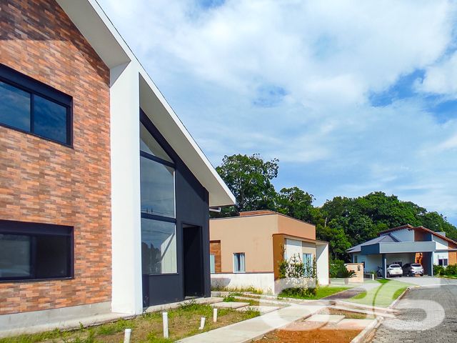 Descubra a harmonia perfeita entre design contemporâneo e conforto nesta residência de alto padrão, situada no sereno bairro Iperoba em São Francisco do Sul - SC. Este sobrado recém-construído em 2023, com 176,30m² de área construída e averbada, está estrategicamente posicionado num terreno de 450m², com uma geometria regular e topografia plana, apresentando uma face norte luminosa e acolhedora.
Cada detalhe da arquitetura foi pensado para maximizar espaços e iluminação natural. Com três suítes elegantes que oferecem privacidade e conforto, e quatro banheiros modernamente projetados, a casa é um retrato de sofisticação. As áreas sociais, incluindo a sala de estar, sala de jantar, e uma convidativa área de festa com cozinha gourmet, são integradas, criando um ambiente perfeito para entretenimento e lazer.
A cozinha, coração da casa, é um espetáculo à parte com sua copa e cozinha conjugadas, ilha central em mármore, e visão ampla para o exterior através de janelas panorâmicas, convidando a natureza para dentro do lar. O exterior não fica atrás, com piscina, gazebo ou pergolado, e garagem descoberta para três carros, o que harmoniza a vida ao ar livre com o conforto doméstico.
O imóvel também oferece a conveniência do portão eletrônico, interfone, sistema de monitoramento privado e é completamente murado ou cercado, garantindo segurança e privacidade. Além disso, animais de estimação são bem-vindos, tornando-o ideal para a família toda.
A localização é um triunfo, com rua pavimentada e fácil acesso às vias principais, escolas e serviços públicos essenciais. A conexão com a internet garante que trabalho e lazer online estejam sempre ao seu alcance.
A 636 Negócios Imobiliários apresenta este imóvel que não é apenas uma casa, mas um marco de excelência em moradia. Com mais de 30 anos de experiência, nossa perfeição técnico-jurídica em mediação de negócios garante a você uma transação segura e satisfatória. Venha construir histórias inesquecíveis neste santuário de paz e requinte. A oportunidade de viver seu sonho está aqui e agora.
636 NEGÓCIOS IMOBILIÁRIOS: A SUA MELHOR ESCOLHA
Com mais de 30 anos de experiência, a 636 Negócios Imobiliários é sua parceira ideal para encontrar o imóvel perfeito. Estamos prontos para ajudá-lo a fazer deste imóvel o seu novo lar.
Telefone: (47) 3451-0636
WhatsApp: (47) 99190-0636
Não perca esta oportunidade única. Visite nosso site para mais informações: i636.com.br