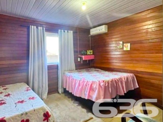Descubra a serenidade de viver em São Francisco do Sul, onde a arquitetura aconchegante encontra a funcionalidade moderna. Orgulhosamente apresentada pela 636 Negócios Imobiliários, esta encantadora residência térrea promete ser o lar dos seus sonhos.
Erigida em 2019 e cuidadosamente mantida, a propriedade exibe uma área construída de 143m², assentada num terreno de geometria regular com 276m², ostentando uma topografia plana, ideal para viver momentos de tranquilidade e privacidade.
A casa se abre para um acolhedor jardim, conduzindo a um interior marcado por acabamentos em madeira que evocam conforto e calor. A disposição de cinco dormitórios oferece espaços íntimos e relaxantes, perfeitos após um longo dia. Duas casas de banho modernas refletem funcionalidade e estilo, com azulejos cuidadosamente selecionados para criar um santuário privado de bem-estar.
O coração da casa é a espaçosa sala de estar e jantar, convidando a momentos de convívio familiar e entretenimento, enquanto a copa e cozinha conjugadas são um convite à arte culinária em um ambiente de camaradagem. A área de festas, adornada com churrasqueira e forno a lenha, é o cenário ideal para celebrar a vida com amigos e familiares.
Quatro vagas de garagem, sendo duas cobertas e duas descobertas, oferecem comodidade e segurança para seus veículos. A propriedade também conta com área de serviço prática, otimizando o cotidiano doméstico.
Localizada no bairro Ubatuba, a residência garante fácil acesso às principais vias, bem como a serviços públicos essenciais, sem sacrificar a paz do ambiente residencial. A estrutura do imóvel é complementada pela conectividade com a internet, essencial na era digital.
Permita-se experimentar o melhor de São Francisco do Sul, uma oferta exclusiva da 636 Negócios Imobiliários, onde cada detalhe foi pensado para refletir a excelência e o conforto que você merece. Visite e sinta-se inspirado a chamar este lugar de lar.
636 NEGÓCIOS IMOBILIÁRIOS: A SUA MELHOR ESCOLHA
Com mais de 30 anos de experiência, a 636 Negócios Imobiliários é sua parceira ideal para encontrar o imóvel perfeito. Estamos prontos para ajudá-lo a fazer deste imóvel o seu novo lar.
Telefone: (47) 3451-0636
WhatsApp: (47) 99190-0636
Não perca esta oportunidade única. Visite nosso site para mais informações: i636.com.br