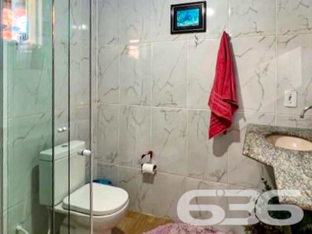 Descubra a serenidade de viver em São Francisco do Sul, onde a arquitetura aconchegante encontra a funcionalidade moderna. Orgulhosamente apresentada pela 636 Negócios Imobiliários, esta encantadora residência térrea promete ser o lar dos seus sonhos.
Erigida em 2019 e cuidadosamente mantida, a propriedade exibe uma área construída de 143m², assentada num terreno de geometria regular com 276m², ostentando uma topografia plana, ideal para viver momentos de tranquilidade e privacidade.
A casa se abre para um acolhedor jardim, conduzindo a um interior marcado por acabamentos em madeira que evocam conforto e calor. A disposição de cinco dormitórios oferece espaços íntimos e relaxantes, perfeitos após um longo dia. Duas casas de banho modernas refletem funcionalidade e estilo, com azulejos cuidadosamente selecionados para criar um santuário privado de bem-estar.
O coração da casa é a espaçosa sala de estar e jantar, convidando a momentos de convívio familiar e entretenimento, enquanto a copa e cozinha conjugadas são um convite à arte culinária em um ambiente de camaradagem. A área de festas, adornada com churrasqueira e forno a lenha, é o cenário ideal para celebrar a vida com amigos e familiares.
Quatro vagas de garagem, sendo duas cobertas e duas descobertas, oferecem comodidade e segurança para seus veículos. A propriedade também conta com área de serviço prática, otimizando o cotidiano doméstico.
Localizada no bairro Ubatuba, a residência garante fácil acesso às principais vias, bem como a serviços públicos essenciais, sem sacrificar a paz do ambiente residencial. A estrutura do imóvel é complementada pela conectividade com a internet, essencial na era digital.
Permita-se experimentar o melhor de São Francisco do Sul, uma oferta exclusiva da 636 Negócios Imobiliários, onde cada detalhe foi pensado para refletir a excelência e o conforto que você merece. Visite e sinta-se inspirado a chamar este lugar de lar.
636 NEGÓCIOS IMOBILIÁRIOS: A SUA MELHOR ESCOLHA
Com mais de 30 anos de experiência, a 636 Negócios Imobiliários é sua parceira ideal para encontrar o imóvel perfeito. Estamos prontos para ajudá-lo a fazer deste imóvel o seu novo lar.
Telefone: (47) 3451-0636
WhatsApp: (47) 99190-0636
Não perca esta oportunidade única. Visite nosso site para mais informações: i636.com.br