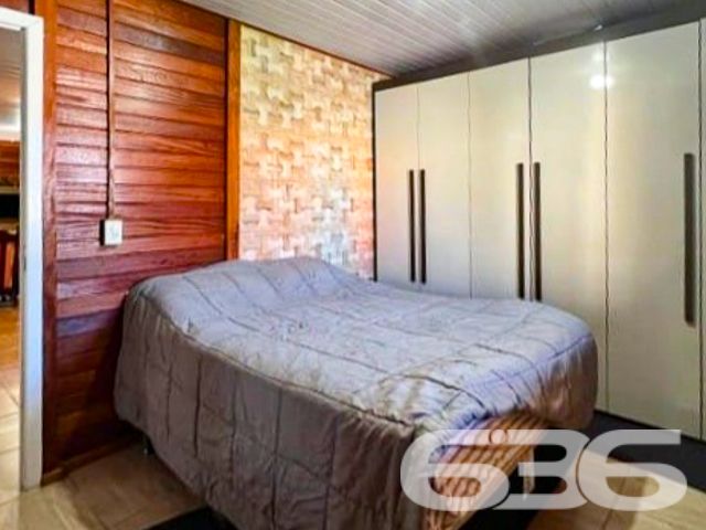 Descubra a serenidade de viver em São Francisco do Sul, onde a arquitetura aconchegante encontra a funcionalidade moderna. Orgulhosamente apresentada pela 636 Negócios Imobiliários, esta encantadora residência térrea promete ser o lar dos seus sonhos.
Erigida em 2019 e cuidadosamente mantida, a propriedade exibe uma área construída de 143m², assentada num terreno de geometria regular com 276m², ostentando uma topografia plana, ideal para viver momentos de tranquilidade e privacidade.
A casa se abre para um acolhedor jardim, conduzindo a um interior marcado por acabamentos em madeira que evocam conforto e calor. A disposição de cinco dormitórios oferece espaços íntimos e relaxantes, perfeitos após um longo dia. Duas casas de banho modernas refletem funcionalidade e estilo, com azulejos cuidadosamente selecionados para criar um santuário privado de bem-estar.
O coração da casa é a espaçosa sala de estar e jantar, convidando a momentos de convívio familiar e entretenimento, enquanto a copa e cozinha conjugadas são um convite à arte culinária em um ambiente de camaradagem. A área de festas, adornada com churrasqueira e forno a lenha, é o cenário ideal para celebrar a vida com amigos e familiares.
Quatro vagas de garagem, sendo duas cobertas e duas descobertas, oferecem comodidade e segurança para seus veículos. A propriedade também conta com área de serviço prática, otimizando o cotidiano doméstico.
Localizada no bairro Ubatuba, a residência garante fácil acesso às principais vias, bem como a serviços públicos essenciais, sem sacrificar a paz do ambiente residencial. A estrutura do imóvel é complementada pela conectividade com a internet, essencial na era digital.
Permita-se experimentar o melhor de São Francisco do Sul, uma oferta exclusiva da 636 Negócios Imobiliários, onde cada detalhe foi pensado para refletir a excelência e o conforto que você merece. Visite e sinta-se inspirado a chamar este lugar de lar.
636 NEGÓCIOS IMOBILIÁRIOS: A SUA MELHOR ESCOLHA
Com mais de 30 anos de experiência, a 636 Negócios Imobiliários é sua parceira ideal para encontrar o imóvel perfeito. Estamos prontos para ajudá-lo a fazer deste imóvel o seu novo lar.
Telefone: (47) 3451-0636
WhatsApp: (47) 99190-0636
Não perca esta oportunidade única. Visite nosso site para mais informações: i636.com.br