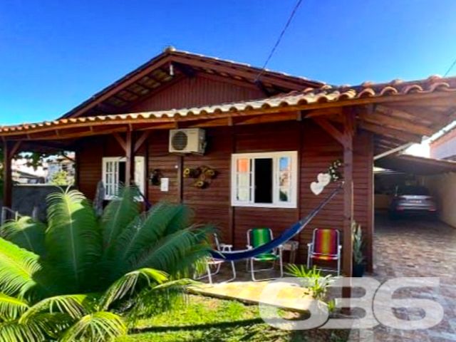 Descubra a serenidade de viver em São Francisco do Sul, onde a arquitetura aconchegante encontra a funcionalidade moderna. Orgulhosamente apresentada pela 636 Negócios Imobiliários, esta encantadora residência térrea promete ser o lar dos seus sonhos.
Erigida em 2019 e cuidadosamente mantida, a propriedade exibe uma área construída de 143m², assentada num terreno de geometria regular com 276m², ostentando uma topografia plana, ideal para viver momentos de tranquilidade e privacidade.
A casa se abre para um acolhedor jardim, conduzindo a um interior marcado por acabamentos em madeira que evocam conforto e calor. A disposição de cinco dormitórios oferece espaços íntimos e relaxantes, perfeitos após um longo dia. Duas casas de banho modernas refletem funcionalidade e estilo, com azulejos cuidadosamente selecionados para criar um santuário privado de bem-estar.
O coração da casa é a espaçosa sala de estar e jantar, convidando a momentos de convívio familiar e entretenimento, enquanto a copa e cozinha conjugadas são um convite à arte culinária em um ambiente de camaradagem. A área de festas, adornada com churrasqueira e forno a lenha, é o cenário ideal para celebrar a vida com amigos e familiares.
Quatro vagas de garagem, sendo duas cobertas e duas descobertas, oferecem comodidade e segurança para seus veículos. A propriedade também conta com área de serviço prática, otimizando o cotidiano doméstico.
Localizada no bairro Ubatuba, a residência garante fácil acesso às principais vias, bem como a serviços públicos essenciais, sem sacrificar a paz do ambiente residencial. A estrutura do imóvel é complementada pela conectividade com a internet, essencial na era digital.
Permita-se experimentar o melhor de São Francisco do Sul, uma oferta exclusiva da 636 Negócios Imobiliários, onde cada detalhe foi pensado para refletir a excelência e o conforto que você merece. Visite e sinta-se inspirado a chamar este lugar de lar.
636 NEGÓCIOS IMOBILIÁRIOS: A SUA MELHOR ESCOLHA
Com mais de 30 anos de experiência, a 636 Negócios Imobiliários é sua parceira ideal para encontrar o imóvel perfeito. Estamos prontos para ajudá-lo a fazer deste imóvel o seu novo lar.
Telefone: (47) 3451-0636
WhatsApp: (47) 99190-0636
Não perca esta oportunidade única. Visite nosso site para mais informações: i636.com.br