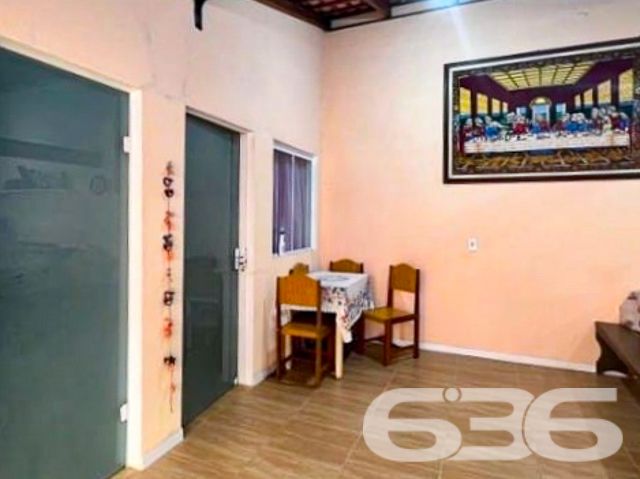 Descubra a serenidade de viver em São Francisco do Sul, onde a arquitetura aconchegante encontra a funcionalidade moderna. Orgulhosamente apresentada pela 636 Negócios Imobiliários, esta encantadora residência térrea promete ser o lar dos seus sonhos.
Erigida em 2019 e cuidadosamente mantida, a propriedade exibe uma área construída de 143m², assentada num terreno de geometria regular com 276m², ostentando uma topografia plana, ideal para viver momentos de tranquilidade e privacidade.
A casa se abre para um acolhedor jardim, conduzindo a um interior marcado por acabamentos em madeira que evocam conforto e calor. A disposição de cinco dormitórios oferece espaços íntimos e relaxantes, perfeitos após um longo dia. Duas casas de banho modernas refletem funcionalidade e estilo, com azulejos cuidadosamente selecionados para criar um santuário privado de bem-estar.
O coração da casa é a espaçosa sala de estar e jantar, convidando a momentos de convívio familiar e entretenimento, enquanto a copa e cozinha conjugadas são um convite à arte culinária em um ambiente de camaradagem. A área de festas, adornada com churrasqueira e forno a lenha, é o cenário ideal para celebrar a vida com amigos e familiares.
Quatro vagas de garagem, sendo duas cobertas e duas descobertas, oferecem comodidade e segurança para seus veículos. A propriedade também conta com área de serviço prática, otimizando o cotidiano doméstico.
Localizada no bairro Ubatuba, a residência garante fácil acesso às principais vias, bem como a serviços públicos essenciais, sem sacrificar a paz do ambiente residencial. A estrutura do imóvel é complementada pela conectividade com a internet, essencial na era digital.
Permita-se experimentar o melhor de São Francisco do Sul, uma oferta exclusiva da 636 Negócios Imobiliários, onde cada detalhe foi pensado para refletir a excelência e o conforto que você merece. Visite e sinta-se inspirado a chamar este lugar de lar.
636 NEGÓCIOS IMOBILIÁRIOS: A SUA MELHOR ESCOLHA
Com mais de 30 anos de experiência, a 636 Negócios Imobiliários é sua parceira ideal para encontrar o imóvel perfeito. Estamos prontos para ajudá-lo a fazer deste imóvel o seu novo lar.
Telefone: (47) 3451-0636
WhatsApp: (47) 99190-0636
Não perca esta oportunidade única. Visite nosso site para mais informações: i636.com.br