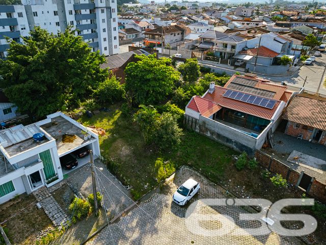 Terreno à Venda no bairro ADHEMAR GARCIA – ESTUDA PERMUTA POR APARTAMENTO NO BAIRRO VILA NOVA.

Este terreno de 556 m², com uma geometria regular e topografia plana, está localizado no bairro Adhemar Garcia, uma área em contínua valorização. Com uma frente de 14 metros e uma profundidade constante de 39 metros, o terreno oferece um palco para diversas possibilidades construtivas, seja para a edificação de uma residência majestosa ou um empreendimento comercial diferenciado.

O terreno é contemplado pela face Leste, assegurando iluminação natural abundante e a vantagem da rua já pavimentada, conferindo fácil acesso e infraestrutura pronta para construção.

A 636 Negócios Imobiliários, reconhecida pela perfeição técnico-jurídica, não apenas medeia a transação, mas oferece uma jornada segura e transparente, apoiada por uma equipe de mais de 50 corretores altamente qualificados e um suporte digital inteligente através do software Mielina.

Cada detalhe deste terreno foi capturado em imagens aéreas que destacam a vastidão do espaço e seu entorno estruturado. A vista aérea é uma promessa de potencial, mostrando o imóvel em sua verdadeira dimensão, pronto para ser moldado pelos sonhos de seu futuro proprietário.

Para mais informações e uma apresentação detalhada desta oportunidade única, entre em contato conosco. Nossa presença online sólida, refletida em nossa reputação no Google e nas redes sociais, é um testemunho do comprometimento que temos com a excelência e a satisfação de nossos clientes.

Este é o momento de investir com confiança e visão. Escolha a 636 Negócios Imobiliários, onde cada metro quadrado é um investimento em qualidade de vida e valorização contínua.
 
Telefone: (47) 3451-0636
WhatsApp: (47) 99190-0636
 
Não perca esta oportunidade única. Visite nosso site para mais informações: i636.com.br
