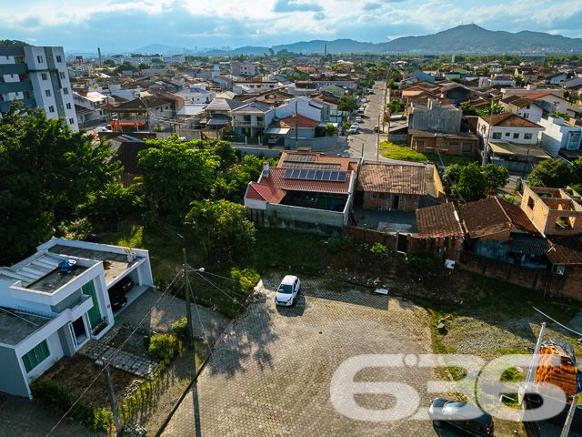 Terreno à Venda no bairro ADHEMAR GARCIA – ESTUDA PERMUTA POR APARTAMENTO NO BAIRRO VILA NOVA.

Este terreno de 556 m², com uma geometria regular e topografia plana, está localizado no bairro Adhemar Garcia, uma área em contínua valorização. Com uma frente de 14 metros e uma profundidade constante de 39 metros, o terreno oferece um palco para diversas possibilidades construtivas, seja para a edificação de uma residência majestosa ou um empreendimento comercial diferenciado.

O terreno é contemplado pela face Leste, assegurando iluminação natural abundante e a vantagem da rua já pavimentada, conferindo fácil acesso e infraestrutura pronta para construção.

A 636 Negócios Imobiliários, reconhecida pela perfeição técnico-jurídica, não apenas medeia a transação, mas oferece uma jornada segura e transparente, apoiada por uma equipe de mais de 50 corretores altamente qualificados e um suporte digital inteligente através do software Mielina.

Cada detalhe deste terreno foi capturado em imagens aéreas que destacam a vastidão do espaço e seu entorno estruturado. A vista aérea é uma promessa de potencial, mostrando o imóvel em sua verdadeira dimensão, pronto para ser moldado pelos sonhos de seu futuro proprietário.

Para mais informações e uma apresentação detalhada desta oportunidade única, entre em contato conosco. Nossa presença online sólida, refletida em nossa reputação no Google e nas redes sociais, é um testemunho do comprometimento que temos com a excelência e a satisfação de nossos clientes.

Este é o momento de investir com confiança e visão. Escolha a 636 Negócios Imobiliários, onde cada metro quadrado é um investimento em qualidade de vida e valorização contínua.
 
Telefone: (47) 3451-0636
WhatsApp: (47) 99190-0636
 
Não perca esta oportunidade única. Visite nosso site para mais informações: i636.com.br
