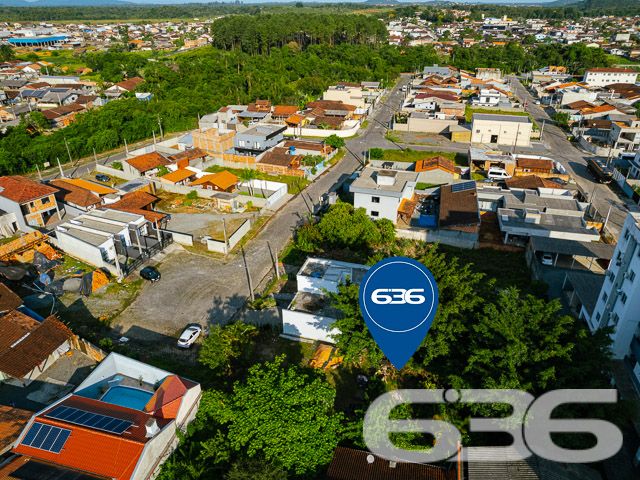 Terreno à Venda no bairro ADHEMAR GARCIA – ESTUDA PERMUTA POR APARTAMENTO NO BAIRRO VILA NOVA.

Este terreno de 556 m², com uma geometria regular e topografia plana, está localizado no bairro Adhemar Garcia, uma área em contínua valorização. Com uma frente de 14 metros e uma profundidade constante de 39 metros, o terreno oferece um palco para diversas possibilidades construtivas, seja para a edificação de uma residência majestosa ou um empreendimento comercial diferenciado.

O terreno é contemplado pela face Leste, assegurando iluminação natural abundante e a vantagem da rua já pavimentada, conferindo fácil acesso e infraestrutura pronta para construção.

A 636 Negócios Imobiliários, reconhecida pela perfeição técnico-jurídica, não apenas medeia a transação, mas oferece uma jornada segura e transparente, apoiada por uma equipe de mais de 50 corretores altamente qualificados e um suporte digital inteligente através do software Mielina.

Cada detalhe deste terreno foi capturado em imagens aéreas que destacam a vastidão do espaço e seu entorno estruturado. A vista aérea é uma promessa de potencial, mostrando o imóvel em sua verdadeira dimensão, pronto para ser moldado pelos sonhos de seu futuro proprietário.

Para mais informações e uma apresentação detalhada desta oportunidade única, entre em contato conosco. Nossa presença online sólida, refletida em nossa reputação no Google e nas redes sociais, é um testemunho do comprometimento que temos com a excelência e a satisfação de nossos clientes.

Este é o momento de investir com confiança e visão. Escolha a 636 Negócios Imobiliários, onde cada metro quadrado é um investimento em qualidade de vida e valorização contínua.
 
Telefone: (47) 3451-0636
WhatsApp: (47) 99190-0636
 
Não perca esta oportunidade única. Visite nosso site para mais informações: i636.com.br
