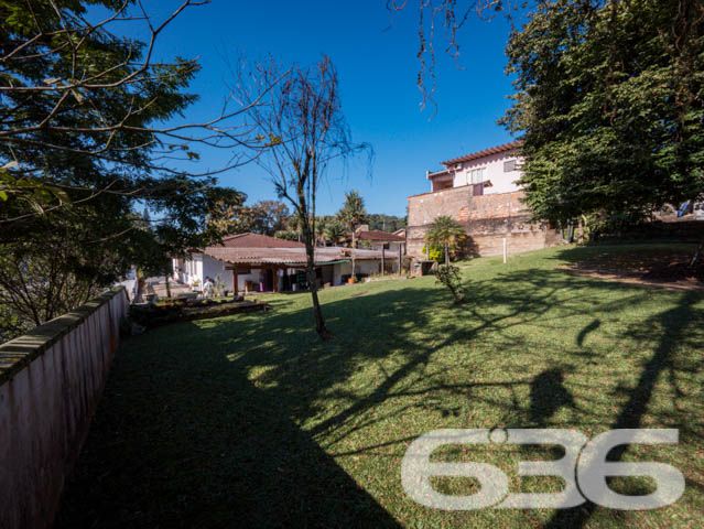 Oportunidade Única de Investimento em Joinville: Terreno Plano e Amplo no Bairro Anita Garibaldi
A 636 Negócios Imobiliários apresenta uma oferta exclusiva no coração de Joinville/SC, mais precisamente no renomado bairro Anita Garibaldi. Este terreno de 1.215 m², com suas dimensões generosas e topografia plana, é uma tela em branco esperando pelo seu projeto.
Localização Estratégica: Situado em uma rua pavimentada, com fácil acesso às principais vias, este terreno está em uma localização que combina tranquilidade e conveniência. Um local onde o canto dos pássaros se mistura à vibração da cidade.
Dimensões que Impressionam: Com uma fachada de 21 metros e laterais que se estendem por mais de 60 metros, o espaço disponível oferece liberdade arquitetônica para construir residências de alto padrão ou até mesmo um empreendimento comercial de sucesso.
Sua Visão, Nossa Expertise: A 636 Negócios Imobiliários traz mais de 30 anos de experiência para assegurar que sua aquisição seja perfeita em todos os aspectos técnico-jurídicos. Nossa gestão digital inteligente promete uma experiência de compra simplificada e segura.
Um Bairro de Prestígio: Anita Garibaldi é conhecido por sua atmosfera amistosa e infraestrutura completa. Viver ou empreender aqui significa estar cercado por uma comunidade vibrante e serviços de qualidade.
As fotos mostram a beleza natural e a serenidade do terreno, com suas árvores maduras e uma ampla área verde, que convida a imaginação a desenhar o futuro neste local privilegiado.
Realize Seu Sonho com a 636: Não perca a chance de investir em um dos bairros mais desejados de Joinville. Entre em contato conosco para saber mais sobre este terreno excepcional e descubra como a 636 Negócios Imobiliários pode ajudá-lo a construir seu legado.
Este terreno não é apenas uma compra, é um investimento em seu futuro e em sua visão. Acredite no potencial, aposte na localização e confie na perfeição técnico-jurídica que só a 636 pode oferecer.
Agende sua visita e inspire-se!
636 NEGÓCIOS IMOBILIÁRIOS: A SUA MELHOR ESCOLHA
Com mais de 30 anos de experiência, a 636 Negócios Imobiliários é sua parceira ideal para encontrar o imóvel perfeito. Estamos prontos para ajudá-lo a fazer deste imóvel o seu novo lar.
Telefone: (47) 3451-0636
WhatsApp: (47) 99190-0636
Não perca esta oportunidade única. Visite nosso site para mais informações: i636.com.br