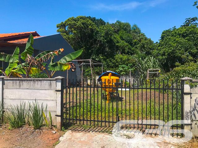 Descubra a tranquilidade de viver em São Francisco do Sul com este magnífico conjunto residencial, concebido para proporcionar conforto, privacidade e a conveniência de ter tudo que é necessário ao seu alcance. Localizado no pacato bairro de Ervino, este imóvel composto por três casas independentes é um convite para desfrutar da vida em uma das regiões mais serenas de Santa Catarina.
Cada residência térrea apresenta-se com dois dormitórios acolhedores, um banheiro planejado e uma área de convivência integrada, que harmoniza sala e cozinha, criando um ambiente convidativo para momentos em família. Oferece ainda a possibilidade de construir uma quarta casa, tornando-o ideal para investidores ou para famílias em busca de um lar multifuncional.
As casas refletem um padrão construtivo atual, garantindo segurança e solidez estrutural. O terreno não pavimentado revela um cenário perfeito para quem valoriza o contato com a natureza, complementado por um jardim encantador que emoldura as residências e proporciona uma sensação de bem-estar e tranquilidade.
A orientação norte do imóvel assegura uma iluminação natural abundante, vitalidade e energia para todos os ambientes. As propriedades são totalmente muradas, assegurando privacidade e segurança, além de possuir seis vagas descobertas de garagem, garantindo comodidade para toda a família.
Conectado às principais vias de acesso, transporte público, escolas, hospitais e serviços públicos essenciais, este imóvel não só oferece um retiro pacífico longe da agitação da cidade, mas também mantém você próximo a todas as conveniências urbanas.
A 636 Negócios Imobiliários orgulha-se de apresentar esta oferta exclusiva, que não só demonstra nossa expertise de mais de 30 anos no mercado, mas também nosso compromisso com a perfeição técnico-jurídica na mediação de negócios imobiliários. Estamos abertos à análise de propostas.
Convidamos você a agendar uma visita e sentir a energia deste espaço que pode ser o cenário dos próximos capítulos de sua história. Valorizamos cada detalhe para que você possa construir um grande futuro em um grande lar.
636 NEGÓCIOS IMOBILIÁRIOS: A SUA MELHOR ESCOLHA
Com mais de 30 anos de experiência, a 636 Negócios Imobiliários é sua parceira ideal para encontrar o imóvel perfeito. Estamos prontos para ajudá-lo a fazer deste imóvel o seu novo lar.
Telefone: (47) 3451-0636
WhatsApp: (47) 99190-0636
Não perca esta oportunidade única. Visite nosso site para mais informações: i636.com.br