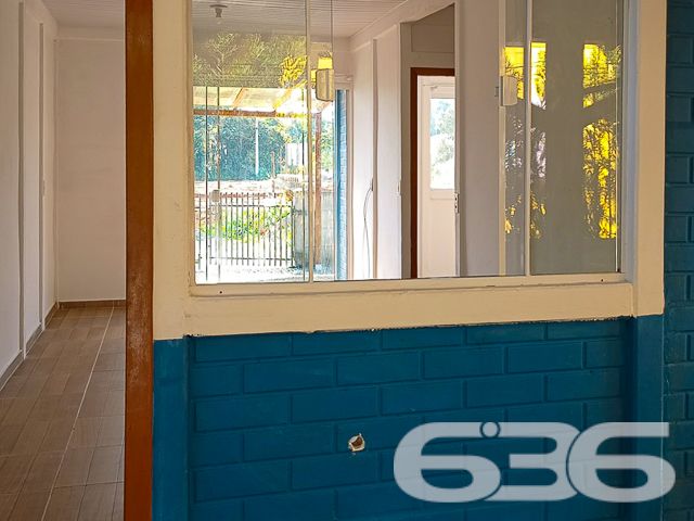 Descubra a tranquilidade de viver em São Francisco do Sul com este magnífico conjunto residencial, concebido para proporcionar conforto, privacidade e a conveniência de ter tudo que é necessário ao seu alcance. Localizado no pacato bairro de Ervino, este imóvel composto por três casas independentes é um convite para desfrutar da vida em uma das regiões mais serenas de Santa Catarina.
Cada residência térrea apresenta-se com dois dormitórios acolhedores, um banheiro planejado e uma área de convivência integrada, que harmoniza sala e cozinha, criando um ambiente convidativo para momentos em família. Oferece ainda a possibilidade de construir uma quarta casa, tornando-o ideal para investidores ou para famílias em busca de um lar multifuncional.
As casas refletem um padrão construtivo atual, garantindo segurança e solidez estrutural. O terreno não pavimentado revela um cenário perfeito para quem valoriza o contato com a natureza, complementado por um jardim encantador que emoldura as residências e proporciona uma sensação de bem-estar e tranquilidade.
A orientação norte do imóvel assegura uma iluminação natural abundante, vitalidade e energia para todos os ambientes. As propriedades são totalmente muradas, assegurando privacidade e segurança, além de possuir seis vagas descobertas de garagem, garantindo comodidade para toda a família.
Conectado às principais vias de acesso, transporte público, escolas, hospitais e serviços públicos essenciais, este imóvel não só oferece um retiro pacífico longe da agitação da cidade, mas também mantém você próximo a todas as conveniências urbanas.
A 636 Negócios Imobiliários orgulha-se de apresentar esta oferta exclusiva, que não só demonstra nossa expertise de mais de 30 anos no mercado, mas também nosso compromisso com a perfeição técnico-jurídica na mediação de negócios imobiliários. Estamos abertos à análise de propostas.
Convidamos você a agendar uma visita e sentir a energia deste espaço que pode ser o cenário dos próximos capítulos de sua história. Valorizamos cada detalhe para que você possa construir um grande futuro em um grande lar.
636 NEGÓCIOS IMOBILIÁRIOS: A SUA MELHOR ESCOLHA
Com mais de 30 anos de experiência, a 636 Negócios Imobiliários é sua parceira ideal para encontrar o imóvel perfeito. Estamos prontos para ajudá-lo a fazer deste imóvel o seu novo lar.
Telefone: (47) 3451-0636
WhatsApp: (47) 99190-0636
Não perca esta oportunidade única. Visite nosso site para mais informações: i636.com.br