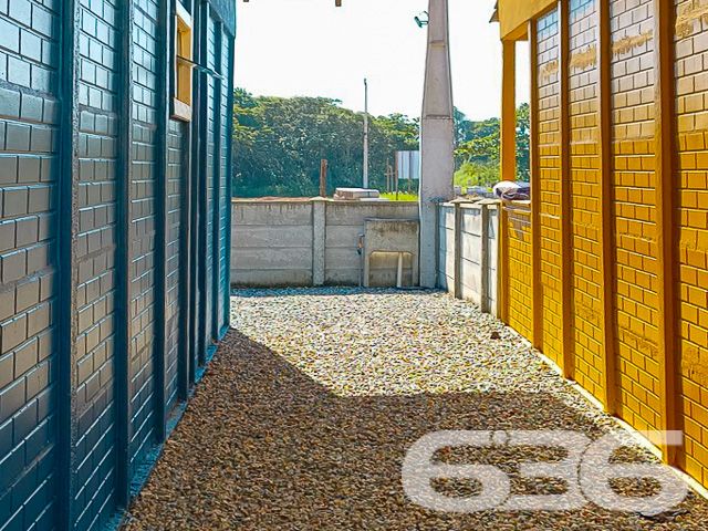 Descubra a tranquilidade de viver em São Francisco do Sul com este magnífico conjunto residencial, concebido para proporcionar conforto, privacidade e a conveniência de ter tudo que é necessário ao seu alcance. Localizado no pacato bairro de Ervino, este imóvel composto por três casas independentes é um convite para desfrutar da vida em uma das regiões mais serenas de Santa Catarina.
Cada residência térrea apresenta-se com dois dormitórios acolhedores, um banheiro planejado e uma área de convivência integrada, que harmoniza sala e cozinha, criando um ambiente convidativo para momentos em família. Oferece ainda a possibilidade de construir uma quarta casa, tornando-o ideal para investidores ou para famílias em busca de um lar multifuncional.
As casas refletem um padrão construtivo atual, garantindo segurança e solidez estrutural. O terreno não pavimentado revela um cenário perfeito para quem valoriza o contato com a natureza, complementado por um jardim encantador que emoldura as residências e proporciona uma sensação de bem-estar e tranquilidade.
A orientação norte do imóvel assegura uma iluminação natural abundante, vitalidade e energia para todos os ambientes. As propriedades são totalmente muradas, assegurando privacidade e segurança, além de possuir seis vagas descobertas de garagem, garantindo comodidade para toda a família.
Conectado às principais vias de acesso, transporte público, escolas, hospitais e serviços públicos essenciais, este imóvel não só oferece um retiro pacífico longe da agitação da cidade, mas também mantém você próximo a todas as conveniências urbanas.
A 636 Negócios Imobiliários orgulha-se de apresentar esta oferta exclusiva, que não só demonstra nossa expertise de mais de 30 anos no mercado, mas também nosso compromisso com a perfeição técnico-jurídica na mediação de negócios imobiliários. Estamos abertos à análise de propostas.
Convidamos você a agendar uma visita e sentir a energia deste espaço que pode ser o cenário dos próximos capítulos de sua história. Valorizamos cada detalhe para que você possa construir um grande futuro em um grande lar.
636 NEGÓCIOS IMOBILIÁRIOS: A SUA MELHOR ESCOLHA
Com mais de 30 anos de experiência, a 636 Negócios Imobiliários é sua parceira ideal para encontrar o imóvel perfeito. Estamos prontos para ajudá-lo a fazer deste imóvel o seu novo lar.
Telefone: (47) 3451-0636
WhatsApp: (47) 99190-0636
Não perca esta oportunidade única. Visite nosso site para mais informações: i636.com.br