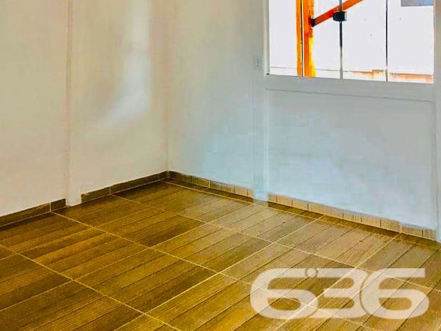 Descubra a tranquilidade de viver em São Francisco do Sul com este magnífico conjunto residencial, concebido para proporcionar conforto, privacidade e a conveniência de ter tudo que é necessário ao seu alcance. Localizado no pacato bairro de Ervino, este imóvel composto por três casas independentes é um convite para desfrutar da vida em uma das regiões mais serenas de Santa Catarina.
Cada residência térrea apresenta-se com dois dormitórios acolhedores, um banheiro planejado e uma área de convivência integrada, que harmoniza sala e cozinha, criando um ambiente convidativo para momentos em família. Oferece ainda a possibilidade de construir uma quarta casa, tornando-o ideal para investidores ou para famílias em busca de um lar multifuncional.
As casas refletem um padrão construtivo atual, garantindo segurança e solidez estrutural. O terreno não pavimentado revela um cenário perfeito para quem valoriza o contato com a natureza, complementado por um jardim encantador que emoldura as residências e proporciona uma sensação de bem-estar e tranquilidade.
A orientação norte do imóvel assegura uma iluminação natural abundante, vitalidade e energia para todos os ambientes. As propriedades são totalmente muradas, assegurando privacidade e segurança, além de possuir seis vagas descobertas de garagem, garantindo comodidade para toda a família.
Conectado às principais vias de acesso, transporte público, escolas, hospitais e serviços públicos essenciais, este imóvel não só oferece um retiro pacífico longe da agitação da cidade, mas também mantém você próximo a todas as conveniências urbanas.
A 636 Negócios Imobiliários orgulha-se de apresentar esta oferta exclusiva, que não só demonstra nossa expertise de mais de 30 anos no mercado, mas também nosso compromisso com a perfeição técnico-jurídica na mediação de negócios imobiliários. Estamos abertos à análise de propostas.
Convidamos você a agendar uma visita e sentir a energia deste espaço que pode ser o cenário dos próximos capítulos de sua história. Valorizamos cada detalhe para que você possa construir um grande futuro em um grande lar.
636 NEGÓCIOS IMOBILIÁRIOS: A SUA MELHOR ESCOLHA
Com mais de 30 anos de experiência, a 636 Negócios Imobiliários é sua parceira ideal para encontrar o imóvel perfeito. Estamos prontos para ajudá-lo a fazer deste imóvel o seu novo lar.
Telefone: (47) 3451-0636
WhatsApp: (47) 99190-0636
Não perca esta oportunidade única. Visite nosso site para mais informações: i636.com.br