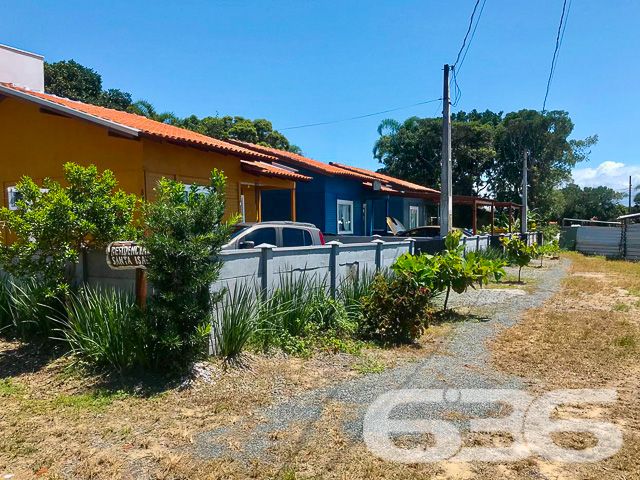 Descubra a tranquilidade de viver em São Francisco do Sul com este magnífico conjunto residencial, concebido para proporcionar conforto, privacidade e a conveniência de ter tudo que é necessário ao seu alcance. Localizado no pacato bairro de Ervino, este imóvel composto por três casas independentes é um convite para desfrutar da vida em uma das regiões mais serenas de Santa Catarina.
Cada residência térrea apresenta-se com dois dormitórios acolhedores, um banheiro planejado e uma área de convivência integrada, que harmoniza sala e cozinha, criando um ambiente convidativo para momentos em família. Oferece ainda a possibilidade de construir uma quarta casa, tornando-o ideal para investidores ou para famílias em busca de um lar multifuncional.
As casas refletem um padrão construtivo atual, garantindo segurança e solidez estrutural. O terreno não pavimentado revela um cenário perfeito para quem valoriza o contato com a natureza, complementado por um jardim encantador que emoldura as residências e proporciona uma sensação de bem-estar e tranquilidade.
A orientação norte do imóvel assegura uma iluminação natural abundante, vitalidade e energia para todos os ambientes. As propriedades são totalmente muradas, assegurando privacidade e segurança, além de possuir seis vagas descobertas de garagem, garantindo comodidade para toda a família.
Conectado às principais vias de acesso, transporte público, escolas, hospitais e serviços públicos essenciais, este imóvel não só oferece um retiro pacífico longe da agitação da cidade, mas também mantém você próximo a todas as conveniências urbanas.
A 636 Negócios Imobiliários orgulha-se de apresentar esta oferta exclusiva, que não só demonstra nossa expertise de mais de 30 anos no mercado, mas também nosso compromisso com a perfeição técnico-jurídica na mediação de negócios imobiliários. Estamos abertos à análise de propostas.
Convidamos você a agendar uma visita e sentir a energia deste espaço que pode ser o cenário dos próximos capítulos de sua história. Valorizamos cada detalhe para que você possa construir um grande futuro em um grande lar.
636 NEGÓCIOS IMOBILIÁRIOS: A SUA MELHOR ESCOLHA
Com mais de 30 anos de experiência, a 636 Negócios Imobiliários é sua parceira ideal para encontrar o imóvel perfeito. Estamos prontos para ajudá-lo a fazer deste imóvel o seu novo lar.
Telefone: (47) 3451-0636
WhatsApp: (47) 99190-0636
Não perca esta oportunidade única. Visite nosso site para mais informações: i636.com.br