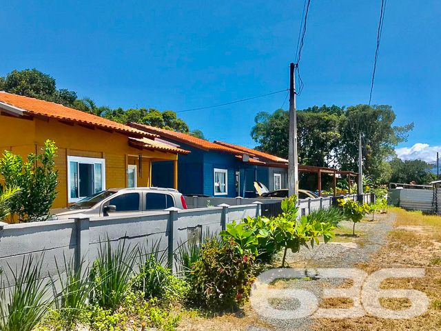 Descubra a tranquilidade de viver em São Francisco do Sul com este magnífico conjunto residencial, concebido para proporcionar conforto, privacidade e a conveniência de ter tudo que é necessário ao seu alcance. Localizado no pacato bairro de Ervino, este imóvel composto por três casas independentes é um convite para desfrutar da vida em uma das regiões mais serenas de Santa Catarina.
Cada residência térrea apresenta-se com dois dormitórios acolhedores, um banheiro planejado e uma área de convivência integrada, que harmoniza sala e cozinha, criando um ambiente convidativo para momentos em família. Oferece ainda a possibilidade de construir uma quarta casa, tornando-o ideal para investidores ou para famílias em busca de um lar multifuncional.
As casas refletem um padrão construtivo atual, garantindo segurança e solidez estrutural. O terreno não pavimentado revela um cenário perfeito para quem valoriza o contato com a natureza, complementado por um jardim encantador que emoldura as residências e proporciona uma sensação de bem-estar e tranquilidade.
A orientação norte do imóvel assegura uma iluminação natural abundante, vitalidade e energia para todos os ambientes. As propriedades são totalmente muradas, assegurando privacidade e segurança, além de possuir seis vagas descobertas de garagem, garantindo comodidade para toda a família.
Conectado às principais vias de acesso, transporte público, escolas, hospitais e serviços públicos essenciais, este imóvel não só oferece um retiro pacífico longe da agitação da cidade, mas também mantém você próximo a todas as conveniências urbanas.
A 636 Negócios Imobiliários orgulha-se de apresentar esta oferta exclusiva, que não só demonstra nossa expertise de mais de 30 anos no mercado, mas também nosso compromisso com a perfeição técnico-jurídica na mediação de negócios imobiliários. Estamos abertos à análise de propostas.
Convidamos você a agendar uma visita e sentir a energia deste espaço que pode ser o cenário dos próximos capítulos de sua história. Valorizamos cada detalhe para que você possa construir um grande futuro em um grande lar.
636 NEGÓCIOS IMOBILIÁRIOS: A SUA MELHOR ESCOLHA
Com mais de 30 anos de experiência, a 636 Negócios Imobiliários é sua parceira ideal para encontrar o imóvel perfeito. Estamos prontos para ajudá-lo a fazer deste imóvel o seu novo lar.
Telefone: (47) 3451-0636
WhatsApp: (47) 99190-0636
Não perca esta oportunidade única. Visite nosso site para mais informações: i636.com.br