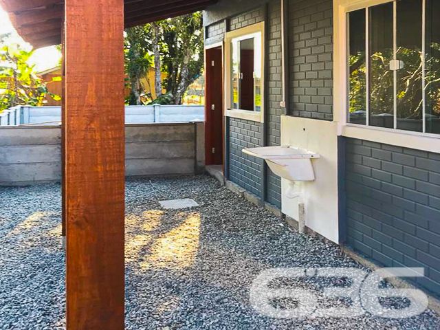 Descubra a tranquilidade de viver em São Francisco do Sul com este magnífico conjunto residencial, concebido para proporcionar conforto, privacidade e a conveniência de ter tudo que é necessário ao seu alcance. Localizado no pacato bairro de Ervino, este imóvel composto por três casas independentes é um convite para desfrutar da vida em uma das regiões mais serenas de Santa Catarina.
Cada residência térrea apresenta-se com dois dormitórios acolhedores, um banheiro planejado e uma área de convivência integrada, que harmoniza sala e cozinha, criando um ambiente convidativo para momentos em família. Oferece ainda a possibilidade de construir uma quarta casa, tornando-o ideal para investidores ou para famílias em busca de um lar multifuncional.
As casas refletem um padrão construtivo atual, garantindo segurança e solidez estrutural. O terreno não pavimentado revela um cenário perfeito para quem valoriza o contato com a natureza, complementado por um jardim encantador que emoldura as residências e proporciona uma sensação de bem-estar e tranquilidade.
A orientação norte do imóvel assegura uma iluminação natural abundante, vitalidade e energia para todos os ambientes. As propriedades são totalmente muradas, assegurando privacidade e segurança, além de possuir seis vagas descobertas de garagem, garantindo comodidade para toda a família.
Conectado às principais vias de acesso, transporte público, escolas, hospitais e serviços públicos essenciais, este imóvel não só oferece um retiro pacífico longe da agitação da cidade, mas também mantém você próximo a todas as conveniências urbanas.
A 636 Negócios Imobiliários orgulha-se de apresentar esta oferta exclusiva, que não só demonstra nossa expertise de mais de 30 anos no mercado, mas também nosso compromisso com a perfeição técnico-jurídica na mediação de negócios imobiliários. Estamos abertos à análise de propostas.
Convidamos você a agendar uma visita e sentir a energia deste espaço que pode ser o cenário dos próximos capítulos de sua história. Valorizamos cada detalhe para que você possa construir um grande futuro em um grande lar.
636 NEGÓCIOS IMOBILIÁRIOS: A SUA MELHOR ESCOLHA
Com mais de 30 anos de experiência, a 636 Negócios Imobiliários é sua parceira ideal para encontrar o imóvel perfeito. Estamos prontos para ajudá-lo a fazer deste imóvel o seu novo lar.
Telefone: (47) 3451-0636
WhatsApp: (47) 99190-0636
Não perca esta oportunidade única. Visite nosso site para mais informações: i636.com.br