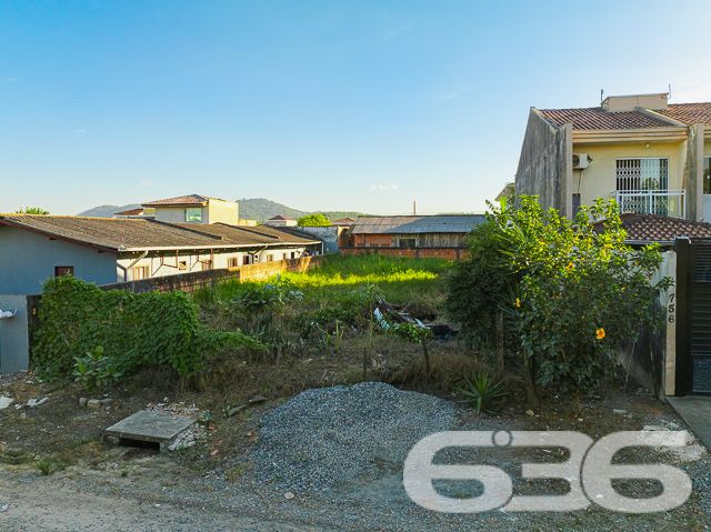 Descubra seu novo endereço em Joinville: terreno em Paranaguamirim pronto para seu projeto!
636 Negócios Imobiliários apresenta uma oportunidade singular para quem busca espaço e potencial em Joinville, SC. Situado no bairro de Paranaguamirim, este terreno plano de 360 m² está pronto para receber a casa dos seus sonhos ou seu próximo investimento imobiliário.
Localização e Características
Este terreno é um canvas em branco para uma variedade de projetos residenciais ou comerciais. Ideal para quem deseja construir ou investir em uma área que combina tranquilidade e conveniência. A vizinhança já estabelecida e o ambiente sereno são perfeitos para quem busca um retiro urbano ou um lugar seguro para crescer a família.
Flexibilidade na Negociação
Permuta: Abertos a discussões sobre permuta, proporcionando flexibilidade e oportunidades adicionais para os interessados.
Com mais de 30 anos de experiência no mercado imobiliário, a 636 Negócios Imobiliários é reconhecida por sua excelência técnico-jurídica e dedicação ao cliente. Estamos aqui para ajudá-lo a fazer uma escolha segura e vantajosa.
Invista em seu futuro em Joinville. Entre em contato conosco hoje mesmo e dê o próximo passo para realizar seu projeto de vida ou investimento. Visite nosso site ou entre em contato através das nossas redes sociais para mais informações e agende uma visita ao terreno.
636 NEGÓCIOS IMOBILIÁRIOS: A SUA MELHOR ESCOLHA
Com mais de 30 anos de experiência, a 636 Negócios Imobiliários é sua parceira ideal para encontrar o imóvel perfeito. Estamos prontos para ajudá-lo a fazer deste imóvel o seu novo lar.
Telefone: (47) 3451-0636
WhatsApp: (47) 99190-0636
Não perca esta oportunidade única. Visite nosso site para mais informações: i636.com.br