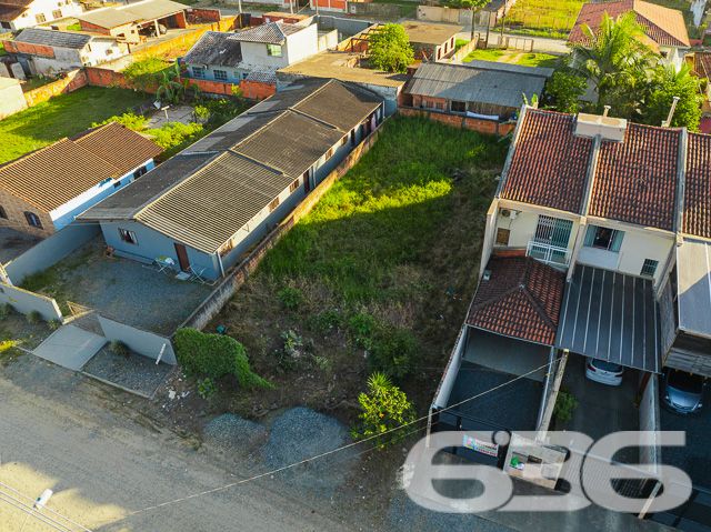Descubra seu novo endereço em Joinville: terreno em Paranaguamirim pronto para seu projeto!
636 Negócios Imobiliários apresenta uma oportunidade singular para quem busca espaço e potencial em Joinville, SC. Situado no bairro de Paranaguamirim, este terreno plano de 360 m² está pronto para receber a casa dos seus sonhos ou seu próximo investimento imobiliário.
Localização e Características
Este terreno é um canvas em branco para uma variedade de projetos residenciais ou comerciais. Ideal para quem deseja construir ou investir em uma área que combina tranquilidade e conveniência. A vizinhança já estabelecida e o ambiente sereno são perfeitos para quem busca um retiro urbano ou um lugar seguro para crescer a família.
Flexibilidade na Negociação
Permuta: Abertos a discussões sobre permuta, proporcionando flexibilidade e oportunidades adicionais para os interessados.
Com mais de 30 anos de experiência no mercado imobiliário, a 636 Negócios Imobiliários é reconhecida por sua excelência técnico-jurídica e dedicação ao cliente. Estamos aqui para ajudá-lo a fazer uma escolha segura e vantajosa.
Invista em seu futuro em Joinville. Entre em contato conosco hoje mesmo e dê o próximo passo para realizar seu projeto de vida ou investimento. Visite nosso site ou entre em contato através das nossas redes sociais para mais informações e agende uma visita ao terreno.
636 NEGÓCIOS IMOBILIÁRIOS: A SUA MELHOR ESCOLHA
Com mais de 30 anos de experiência, a 636 Negócios Imobiliários é sua parceira ideal para encontrar o imóvel perfeito. Estamos prontos para ajudá-lo a fazer deste imóvel o seu novo lar.
Telefone: (47) 3451-0636
WhatsApp: (47) 99190-0636
Não perca esta oportunidade única. Visite nosso site para mais informações: i636.com.br