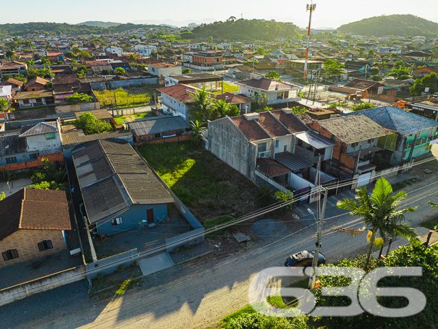 Descubra seu novo endereço em Joinville: terreno em Paranaguamirim pronto para seu projeto!
636 Negócios Imobiliários apresenta uma oportunidade singular para quem busca espaço e potencial em Joinville, SC. Situado no bairro de Paranaguamirim, este terreno plano de 360 m² está pronto para receber a casa dos seus sonhos ou seu próximo investimento imobiliário.
Localização e Características
Este terreno é um canvas em branco para uma variedade de projetos residenciais ou comerciais. Ideal para quem deseja construir ou investir em uma área que combina tranquilidade e conveniência. A vizinhança já estabelecida e o ambiente sereno são perfeitos para quem busca um retiro urbano ou um lugar seguro para crescer a família.
Flexibilidade na Negociação
Permuta: Abertos a discussões sobre permuta, proporcionando flexibilidade e oportunidades adicionais para os interessados.
Com mais de 30 anos de experiência no mercado imobiliário, a 636 Negócios Imobiliários é reconhecida por sua excelência técnico-jurídica e dedicação ao cliente. Estamos aqui para ajudá-lo a fazer uma escolha segura e vantajosa.
Invista em seu futuro em Joinville. Entre em contato conosco hoje mesmo e dê o próximo passo para realizar seu projeto de vida ou investimento. Visite nosso site ou entre em contato através das nossas redes sociais para mais informações e agende uma visita ao terreno.
636 NEGÓCIOS IMOBILIÁRIOS: A SUA MELHOR ESCOLHA
Com mais de 30 anos de experiência, a 636 Negócios Imobiliários é sua parceira ideal para encontrar o imóvel perfeito. Estamos prontos para ajudá-lo a fazer deste imóvel o seu novo lar.
Telefone: (47) 3451-0636
WhatsApp: (47) 99190-0636
Não perca esta oportunidade única. Visite nosso site para mais informações: i636.com.br