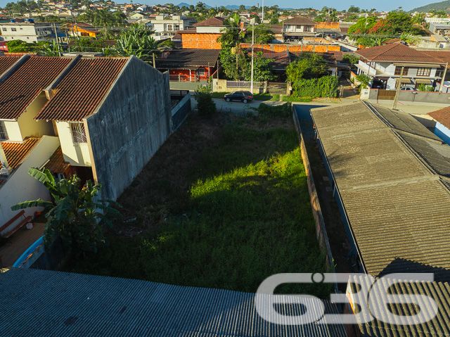 Descubra seu novo endereço em Joinville: terreno em Paranaguamirim pronto para seu projeto!
636 Negócios Imobiliários apresenta uma oportunidade singular para quem busca espaço e potencial em Joinville, SC. Situado no bairro de Paranaguamirim, este terreno plano de 360 m² está pronto para receber a casa dos seus sonhos ou seu próximo investimento imobiliário.
Localização e Características
Este terreno é um canvas em branco para uma variedade de projetos residenciais ou comerciais. Ideal para quem deseja construir ou investir em uma área que combina tranquilidade e conveniência. A vizinhança já estabelecida e o ambiente sereno são perfeitos para quem busca um retiro urbano ou um lugar seguro para crescer a família.
Flexibilidade na Negociação
Permuta: Abertos a discussões sobre permuta, proporcionando flexibilidade e oportunidades adicionais para os interessados.
Com mais de 30 anos de experiência no mercado imobiliário, a 636 Negócios Imobiliários é reconhecida por sua excelência técnico-jurídica e dedicação ao cliente. Estamos aqui para ajudá-lo a fazer uma escolha segura e vantajosa.
Invista em seu futuro em Joinville. Entre em contato conosco hoje mesmo e dê o próximo passo para realizar seu projeto de vida ou investimento. Visite nosso site ou entre em contato através das nossas redes sociais para mais informações e agende uma visita ao terreno.
636 NEGÓCIOS IMOBILIÁRIOS: A SUA MELHOR ESCOLHA
Com mais de 30 anos de experiência, a 636 Negócios Imobiliários é sua parceira ideal para encontrar o imóvel perfeito. Estamos prontos para ajudá-lo a fazer deste imóvel o seu novo lar.
Telefone: (47) 3451-0636
WhatsApp: (47) 99190-0636
Não perca esta oportunidade única. Visite nosso site para mais informações: i636.com.br