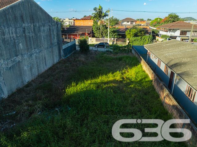 Descubra seu novo endereço em Joinville: terreno em Paranaguamirim pronto para seu projeto!
636 Negócios Imobiliários apresenta uma oportunidade singular para quem busca espaço e potencial em Joinville, SC. Situado no bairro de Paranaguamirim, este terreno plano de 360 m² está pronto para receber a casa dos seus sonhos ou seu próximo investimento imobiliário.
Localização e Características
Este terreno é um canvas em branco para uma variedade de projetos residenciais ou comerciais. Ideal para quem deseja construir ou investir em uma área que combina tranquilidade e conveniência. A vizinhança já estabelecida e o ambiente sereno são perfeitos para quem busca um retiro urbano ou um lugar seguro para crescer a família.
Flexibilidade na Negociação
Permuta: Abertos a discussões sobre permuta, proporcionando flexibilidade e oportunidades adicionais para os interessados.
Com mais de 30 anos de experiência no mercado imobiliário, a 636 Negócios Imobiliários é reconhecida por sua excelência técnico-jurídica e dedicação ao cliente. Estamos aqui para ajudá-lo a fazer uma escolha segura e vantajosa.
Invista em seu futuro em Joinville. Entre em contato conosco hoje mesmo e dê o próximo passo para realizar seu projeto de vida ou investimento. Visite nosso site ou entre em contato através das nossas redes sociais para mais informações e agende uma visita ao terreno.
636 NEGÓCIOS IMOBILIÁRIOS: A SUA MELHOR ESCOLHA
Com mais de 30 anos de experiência, a 636 Negócios Imobiliários é sua parceira ideal para encontrar o imóvel perfeito. Estamos prontos para ajudá-lo a fazer deste imóvel o seu novo lar.
Telefone: (47) 3451-0636
WhatsApp: (47) 99190-0636
Não perca esta oportunidade única. Visite nosso site para mais informações: i636.com.br