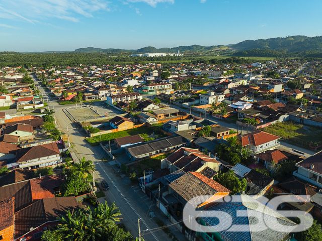 Descubra seu novo endereço em Joinville: terreno em Paranaguamirim pronto para seu projeto!
636 Negócios Imobiliários apresenta uma oportunidade singular para quem busca espaço e potencial em Joinville, SC. Situado no bairro de Paranaguamirim, este terreno plano de 360 m² está pronto para receber a casa dos seus sonhos ou seu próximo investimento imobiliário.
Localização e Características
Este terreno é um canvas em branco para uma variedade de projetos residenciais ou comerciais. Ideal para quem deseja construir ou investir em uma área que combina tranquilidade e conveniência. A vizinhança já estabelecida e o ambiente sereno são perfeitos para quem busca um retiro urbano ou um lugar seguro para crescer a família.
Flexibilidade na Negociação
Permuta: Abertos a discussões sobre permuta, proporcionando flexibilidade e oportunidades adicionais para os interessados.
Com mais de 30 anos de experiência no mercado imobiliário, a 636 Negócios Imobiliários é reconhecida por sua excelência técnico-jurídica e dedicação ao cliente. Estamos aqui para ajudá-lo a fazer uma escolha segura e vantajosa.
Invista em seu futuro em Joinville. Entre em contato conosco hoje mesmo e dê o próximo passo para realizar seu projeto de vida ou investimento. Visite nosso site ou entre em contato através das nossas redes sociais para mais informações e agende uma visita ao terreno.
636 NEGÓCIOS IMOBILIÁRIOS: A SUA MELHOR ESCOLHA
Com mais de 30 anos de experiência, a 636 Negócios Imobiliários é sua parceira ideal para encontrar o imóvel perfeito. Estamos prontos para ajudá-lo a fazer deste imóvel o seu novo lar.
Telefone: (47) 3451-0636
WhatsApp: (47) 99190-0636
Não perca esta oportunidade única. Visite nosso site para mais informações: i636.com.br