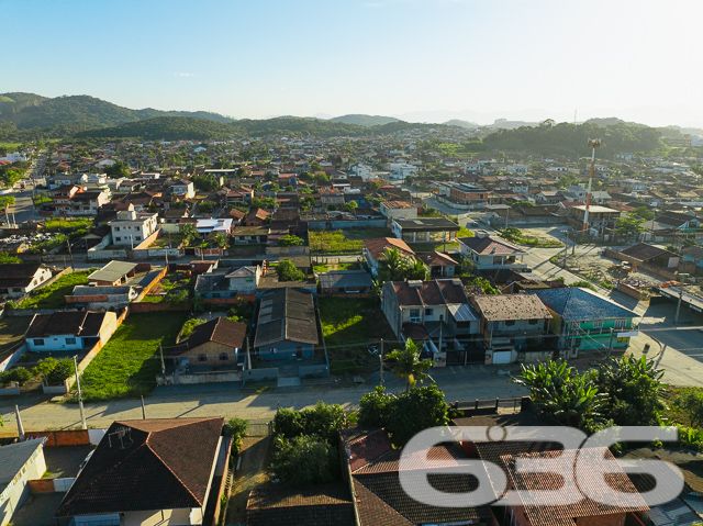 Descubra seu novo endereço em Joinville: terreno em Paranaguamirim pronto para seu projeto!
636 Negócios Imobiliários apresenta uma oportunidade singular para quem busca espaço e potencial em Joinville, SC. Situado no bairro de Paranaguamirim, este terreno plano de 360 m² está pronto para receber a casa dos seus sonhos ou seu próximo investimento imobiliário.
Localização e Características
Este terreno é um canvas em branco para uma variedade de projetos residenciais ou comerciais. Ideal para quem deseja construir ou investir em uma área que combina tranquilidade e conveniência. A vizinhança já estabelecida e o ambiente sereno são perfeitos para quem busca um retiro urbano ou um lugar seguro para crescer a família.
Flexibilidade na Negociação
Permuta: Abertos a discussões sobre permuta, proporcionando flexibilidade e oportunidades adicionais para os interessados.
Com mais de 30 anos de experiência no mercado imobiliário, a 636 Negócios Imobiliários é reconhecida por sua excelência técnico-jurídica e dedicação ao cliente. Estamos aqui para ajudá-lo a fazer uma escolha segura e vantajosa.
Invista em seu futuro em Joinville. Entre em contato conosco hoje mesmo e dê o próximo passo para realizar seu projeto de vida ou investimento. Visite nosso site ou entre em contato através das nossas redes sociais para mais informações e agende uma visita ao terreno.
636 NEGÓCIOS IMOBILIÁRIOS: A SUA MELHOR ESCOLHA
Com mais de 30 anos de experiência, a 636 Negócios Imobiliários é sua parceira ideal para encontrar o imóvel perfeito. Estamos prontos para ajudá-lo a fazer deste imóvel o seu novo lar.
Telefone: (47) 3451-0636
WhatsApp: (47) 99190-0636
Não perca esta oportunidade única. Visite nosso site para mais informações: i636.com.br