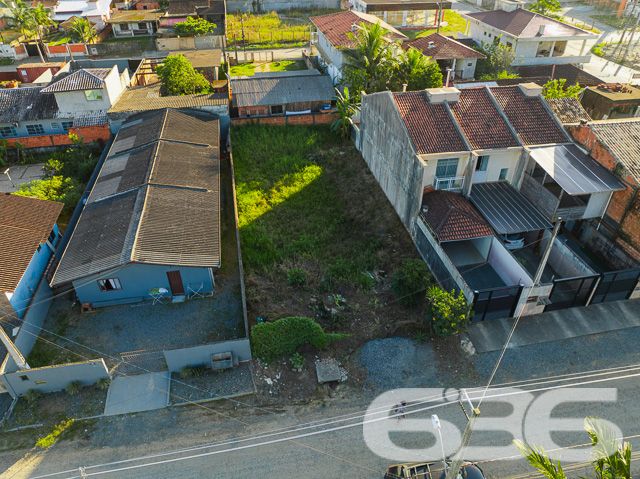 Descubra seu novo endereço em Joinville: terreno em Paranaguamirim pronto para seu projeto!
636 Negócios Imobiliários apresenta uma oportunidade singular para quem busca espaço e potencial em Joinville, SC. Situado no bairro de Paranaguamirim, este terreno plano de 360 m² está pronto para receber a casa dos seus sonhos ou seu próximo investimento imobiliário.
Localização e Características
Este terreno é um canvas em branco para uma variedade de projetos residenciais ou comerciais. Ideal para quem deseja construir ou investir em uma área que combina tranquilidade e conveniência. A vizinhança já estabelecida e o ambiente sereno são perfeitos para quem busca um retiro urbano ou um lugar seguro para crescer a família.
Flexibilidade na Negociação
Permuta: Abertos a discussões sobre permuta, proporcionando flexibilidade e oportunidades adicionais para os interessados.
Com mais de 30 anos de experiência no mercado imobiliário, a 636 Negócios Imobiliários é reconhecida por sua excelência técnico-jurídica e dedicação ao cliente. Estamos aqui para ajudá-lo a fazer uma escolha segura e vantajosa.
Invista em seu futuro em Joinville. Entre em contato conosco hoje mesmo e dê o próximo passo para realizar seu projeto de vida ou investimento. Visite nosso site ou entre em contato através das nossas redes sociais para mais informações e agende uma visita ao terreno.
636 NEGÓCIOS IMOBILIÁRIOS: A SUA MELHOR ESCOLHA
Com mais de 30 anos de experiência, a 636 Negócios Imobiliários é sua parceira ideal para encontrar o imóvel perfeito. Estamos prontos para ajudá-lo a fazer deste imóvel o seu novo lar.
Telefone: (47) 3451-0636
WhatsApp: (47) 99190-0636
Não perca esta oportunidade única. Visite nosso site para mais informações: i636.com.br