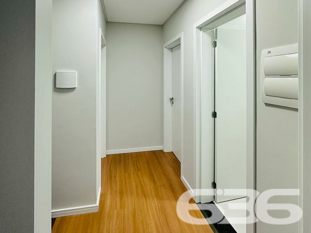 Apresentamos uma oportunidade exclusiva de residir em uma propriedade de alto padrão localizada a apenas 150 metros da praia, no tranquilo bairro de Armação, Penha - SC.
O design moderno é complementado por móveis planejados de alta qualidade, que estão incluídos na oferta. O sobrado é caracterizado por sua funcionalidade e elegância, com acabamentos de primeira linha que garantem beleza e durabilidade.
No térreo, encontramos uma ampla sala de estar, integrada a uma cozinha moderna, que inclui uma copa e cozinha conjugadas, criando um ambiente aconchegante e ideal para momentos em família. A área de festas, com churrasqueira e vista para o jardim de inverno, oferece um espaço perfeito para entretenimento e relaxamento.
O imóvel possui duas garagens, uma coberta e outra descoberta, garantindo comodidade para seus veículos. A residência também inclui um portão eletrônico, interfone e um sistema de alarme, proporcionando segurança e privacidade.
A área íntima, localizada no piso superior, é composta por dois dormitórios, incluindo uma suíte master com sacada, oferecendo uma vista tranquila do bairro. Os três banheiros são equipados com materiais de qualidade, destacando-se por seu design contemporâneo.
Esta residência é ideal para aqueles que valorizam a proximidade com a natureza e a tranquilidade, estando perto de escolas, serviços públicos essenciais e vias de acesso. Além disso, a estrutura permite a presença de animais de estimação, garantindo que toda a família possa desfrutar deste lar.
Venha descobrir o equilíbrio perfeito entre conforto, segurança e luxo neste imóvel de alto padrão. A 636 Negócios Imobiliários está pronta para lhe auxiliar na realização do seu sonho. Visite-nos e sinta o prazer de estar tão perto do paraíso que é a praia, num lar que é um verdadeiro refúgio de paz e sofisticação.
636 NEGÓCIOS IMOBILIÁRIOS: A SUA MELHOR ESCOLHA
Com mais de 30 anos de experiência, a 636 Negócios Imobiliários é sua parceira ideal para encontrar o imóvel perfeito. Estamos prontos para ajudá-lo a fazer deste imóvel o seu novo lar.
Telefone: (47) 3451-0636
WhatsApp: (47) 99190-0636
Não perca esta oportunidade única. Visite nosso site para mais informações: i636.com.br