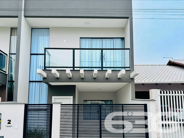 Apresentamos uma oportunidade exclusiva de residir em uma propriedade de alto padrão localizada a apenas 150 metros da praia, no tranquilo bairro de Armação, Penha - SC.
O design moderno é complementado por móveis planejados de alta qualidade, que estão incluídos na oferta. O sobrado é caracterizado por sua funcionalidade e elegância, com acabamentos de primeira linha que garantem beleza e durabilidade.
No térreo, encontramos uma ampla sala de estar, integrada a uma cozinha moderna, que inclui uma copa e cozinha conjugadas, criando um ambiente aconchegante e ideal para momentos em família. A área de festas, com churrasqueira e vista para o jardim de inverno, oferece um espaço perfeito para entretenimento e relaxamento.
O imóvel possui duas garagens, uma coberta e outra descoberta, garantindo comodidade para seus veículos. A residência também inclui um portão eletrônico, interfone e um sistema de alarme, proporcionando segurança e privacidade.
A área íntima, localizada no piso superior, é composta por dois dormitórios, incluindo uma suíte master com sacada, oferecendo uma vista tranquila do bairro. Os três banheiros são equipados com materiais de qualidade, destacando-se por seu design contemporâneo.
Esta residência é ideal para aqueles que valorizam a proximidade com a natureza e a tranquilidade, estando perto de escolas, serviços públicos essenciais e vias de acesso. Além disso, a estrutura permite a presença de animais de estimação, garantindo que toda a família possa desfrutar deste lar.
Venha descobrir o equilíbrio perfeito entre conforto, segurança e luxo neste imóvel de alto padrão. A 636 Negócios Imobiliários está pronta para lhe auxiliar na realização do seu sonho. Visite-nos e sinta o prazer de estar tão perto do paraíso que é a praia, num lar que é um verdadeiro refúgio de paz e sofisticação.
636 NEGÓCIOS IMOBILIÁRIOS: A SUA MELHOR ESCOLHA
Com mais de 30 anos de experiência, a 636 Negócios Imobiliários é sua parceira ideal para encontrar o imóvel perfeito. Estamos prontos para ajudá-lo a fazer deste imóvel o seu novo lar.
Telefone: (47) 3451-0636
WhatsApp: (47) 99190-0636
Não perca esta oportunidade única. Visite nosso site para mais informações: i636.com.br