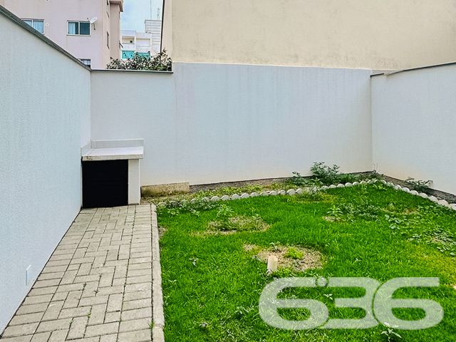 Apresentamos uma oportunidade exclusiva de residir em uma propriedade de alto padrão localizada a apenas 150 metros da praia, no tranquilo bairro de Armação, Penha - SC.
O design moderno é complementado por móveis planejados de alta qualidade, que estão incluídos na oferta. O sobrado é caracterizado por sua funcionalidade e elegância, com acabamentos de primeira linha que garantem beleza e durabilidade.
No térreo, encontramos uma ampla sala de estar, integrada a uma cozinha moderna, que inclui uma copa e cozinha conjugadas, criando um ambiente aconchegante e ideal para momentos em família. A área de festas, com churrasqueira e vista para o jardim de inverno, oferece um espaço perfeito para entretenimento e relaxamento.
O imóvel possui duas garagens, uma coberta e outra descoberta, garantindo comodidade para seus veículos. A residência também inclui um portão eletrônico, interfone e um sistema de alarme, proporcionando segurança e privacidade.
A área íntima, localizada no piso superior, é composta por dois dormitórios, incluindo uma suíte master com sacada, oferecendo uma vista tranquila do bairro. Os três banheiros são equipados com materiais de qualidade, destacando-se por seu design contemporâneo.
Esta residência é ideal para aqueles que valorizam a proximidade com a natureza e a tranquilidade, estando perto de escolas, serviços públicos essenciais e vias de acesso. Além disso, a estrutura permite a presença de animais de estimação, garantindo que toda a família possa desfrutar deste lar.
Venha descobrir o equilíbrio perfeito entre conforto, segurança e luxo neste imóvel de alto padrão. A 636 Negócios Imobiliários está pronta para lhe auxiliar na realização do seu sonho. Visite-nos e sinta o prazer de estar tão perto do paraíso que é a praia, num lar que é um verdadeiro refúgio de paz e sofisticação.
636 NEGÓCIOS IMOBILIÁRIOS: A SUA MELHOR ESCOLHA
Com mais de 30 anos de experiência, a 636 Negócios Imobiliários é sua parceira ideal para encontrar o imóvel perfeito. Estamos prontos para ajudá-lo a fazer deste imóvel o seu novo lar.
Telefone: (47) 3451-0636
WhatsApp: (47) 99190-0636
Não perca esta oportunidade única. Visite nosso site para mais informações: i636.com.br